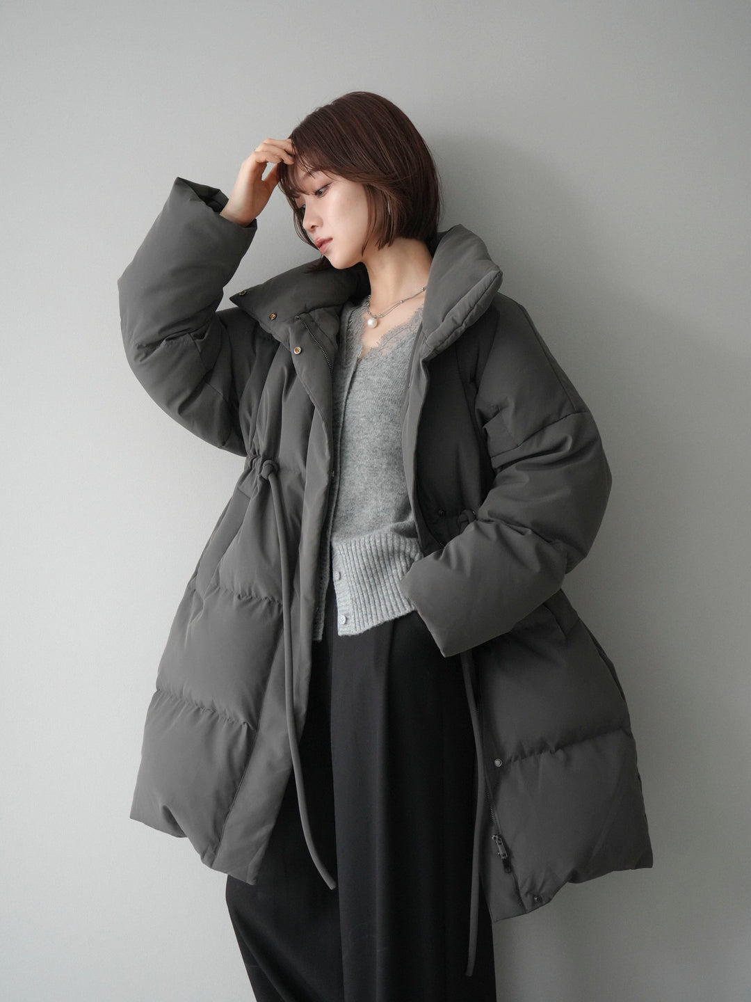 [20%オフ]スタンドカラーウエストベルトミドルダウンコート/gray