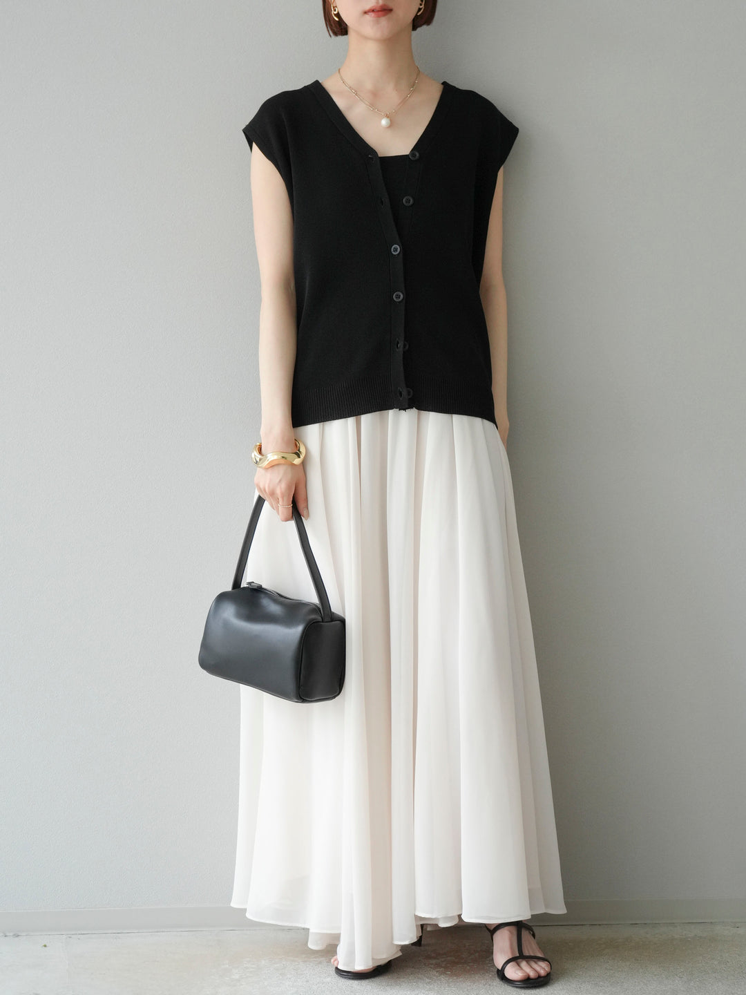 【預購】V領人造絲針織背心/黑色