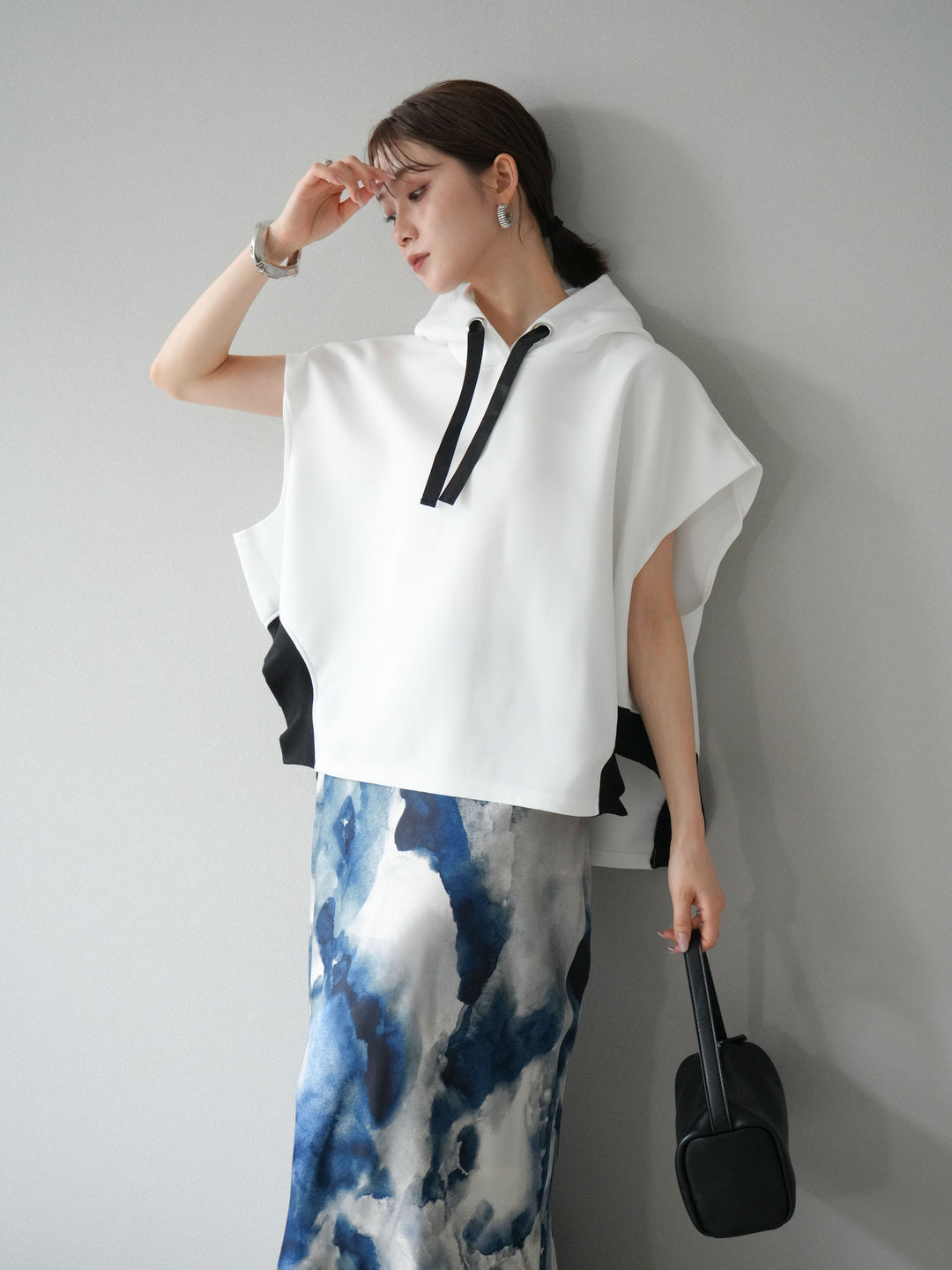 [SET]アシンメトリードルマンバックZIPフーディー+ニュアンスサテンフリルスカート(2set)