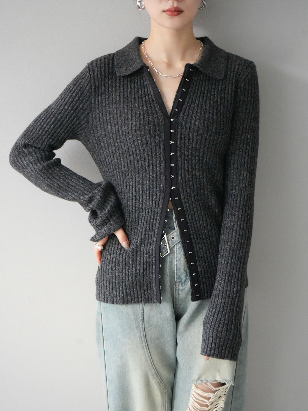 [預訂] 鉤眼細部領口針織開襟衫/炭灰