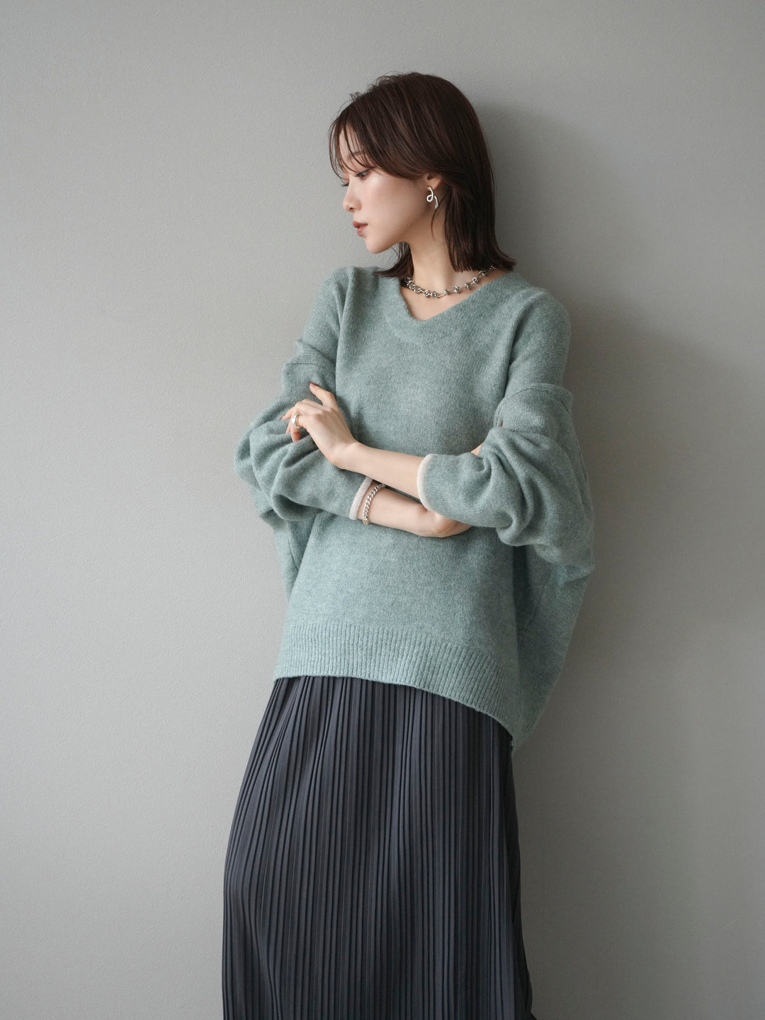 [SET]Vネック配色スリーブニットプルオーバー+選べるアクセセット(2set)