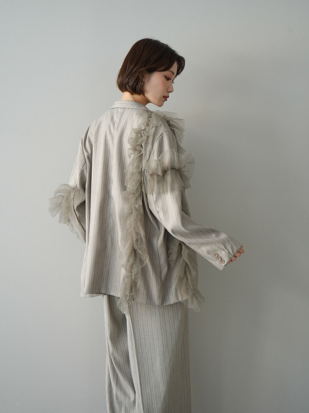 [予約]アシンメトリーチュールストライプジャケット/greige