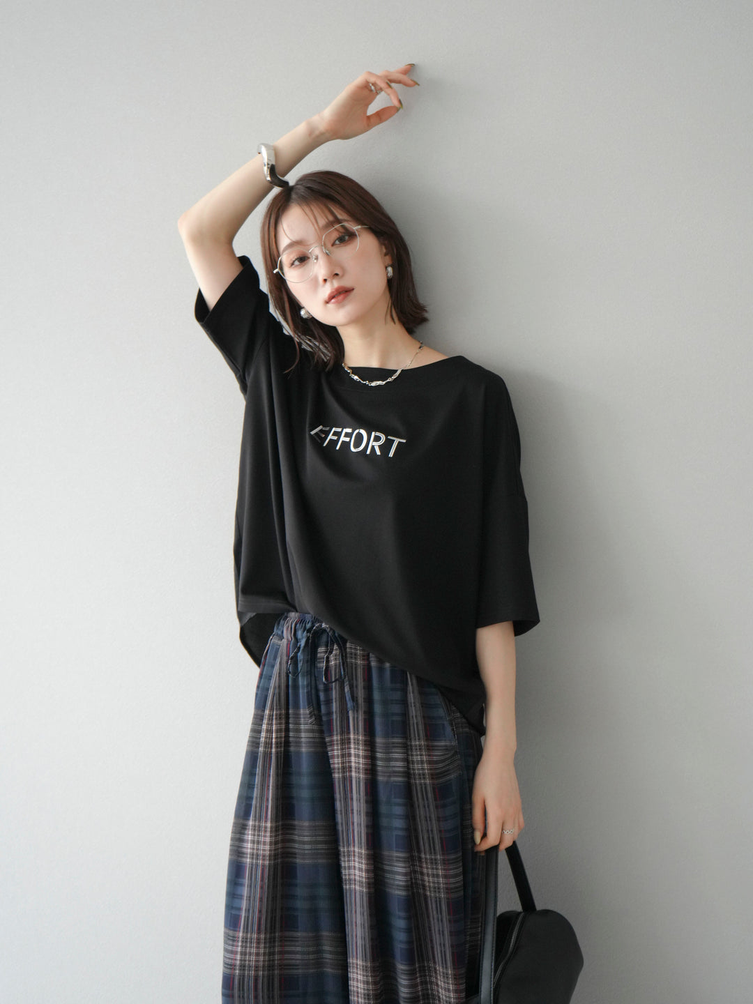 [套裝] 不同材質金屬標誌刺繡 x 印花T卹 + 透視格紋寬鬆褲（2 件套）