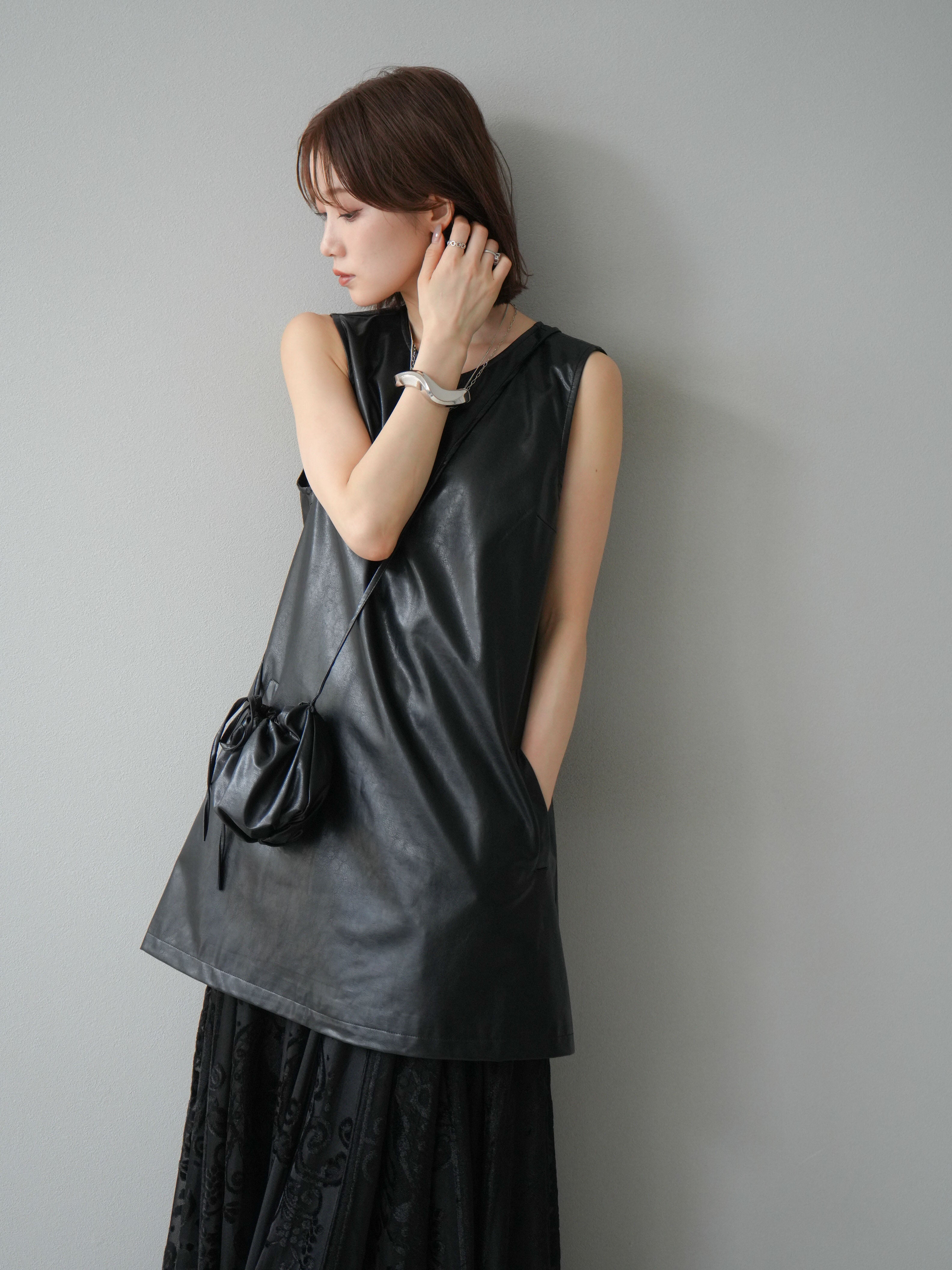 予約]ショルダーポーチ付レザーミニワンピース/ブラック – Lumier