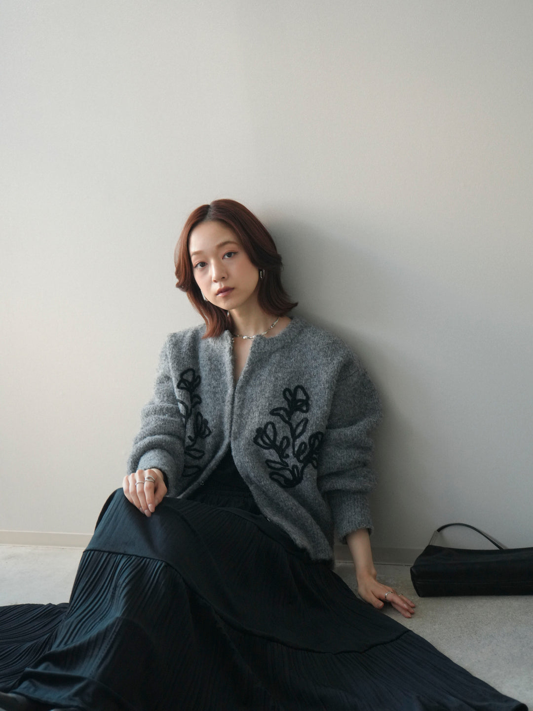 [SET]テープ刺繍ホック開きブークレニットカーディガン+ベロアティアードワッシャースカート(2set)