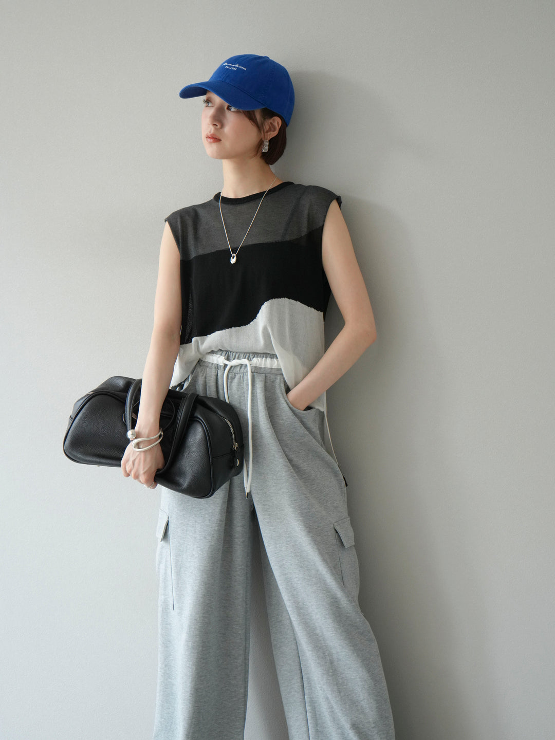 [SET]バイカラーシアーニットノースリーブ+ウエストラインサイドポケットスウェットパンツ(2set)