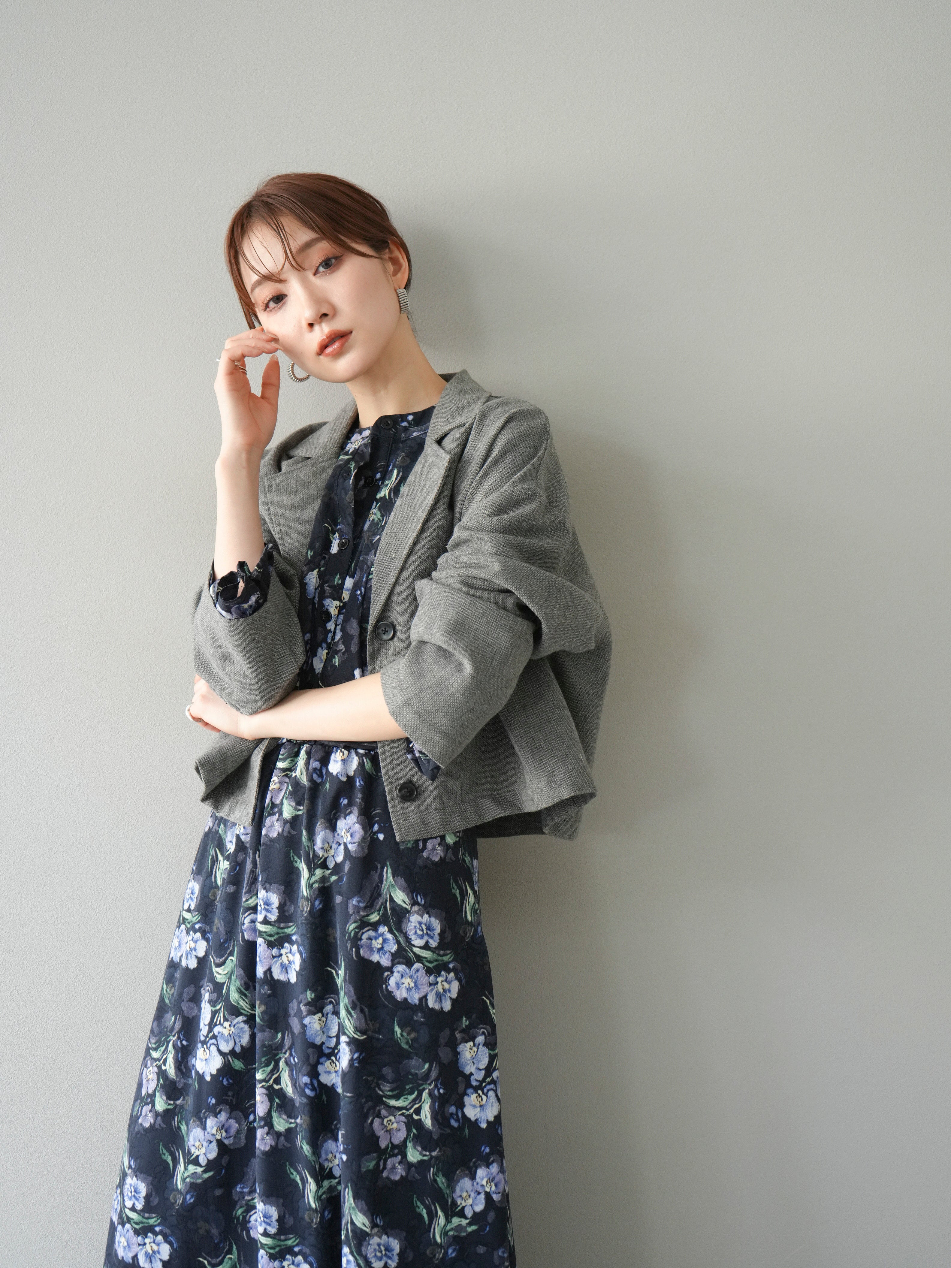 予約]フラワーフリルブラウス/ネイビー – Lumier