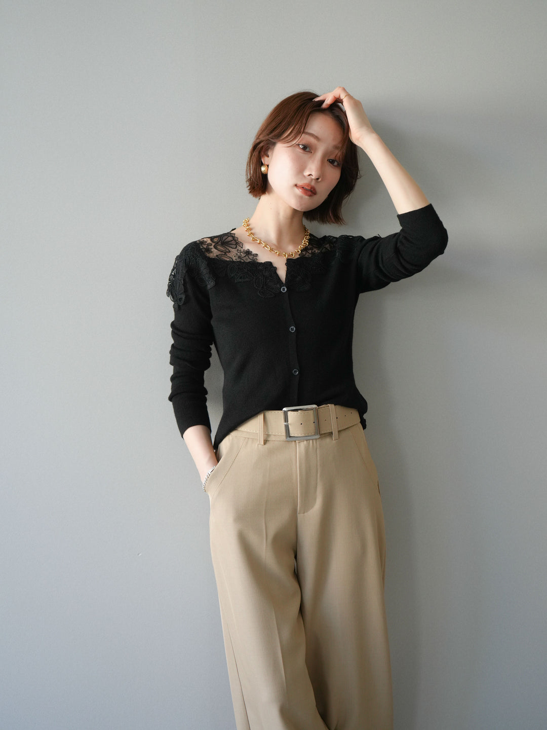 【套裝】肩部蕾絲針織開襟衫+銀色搭扣垂褶闊腿褲（兩件套）