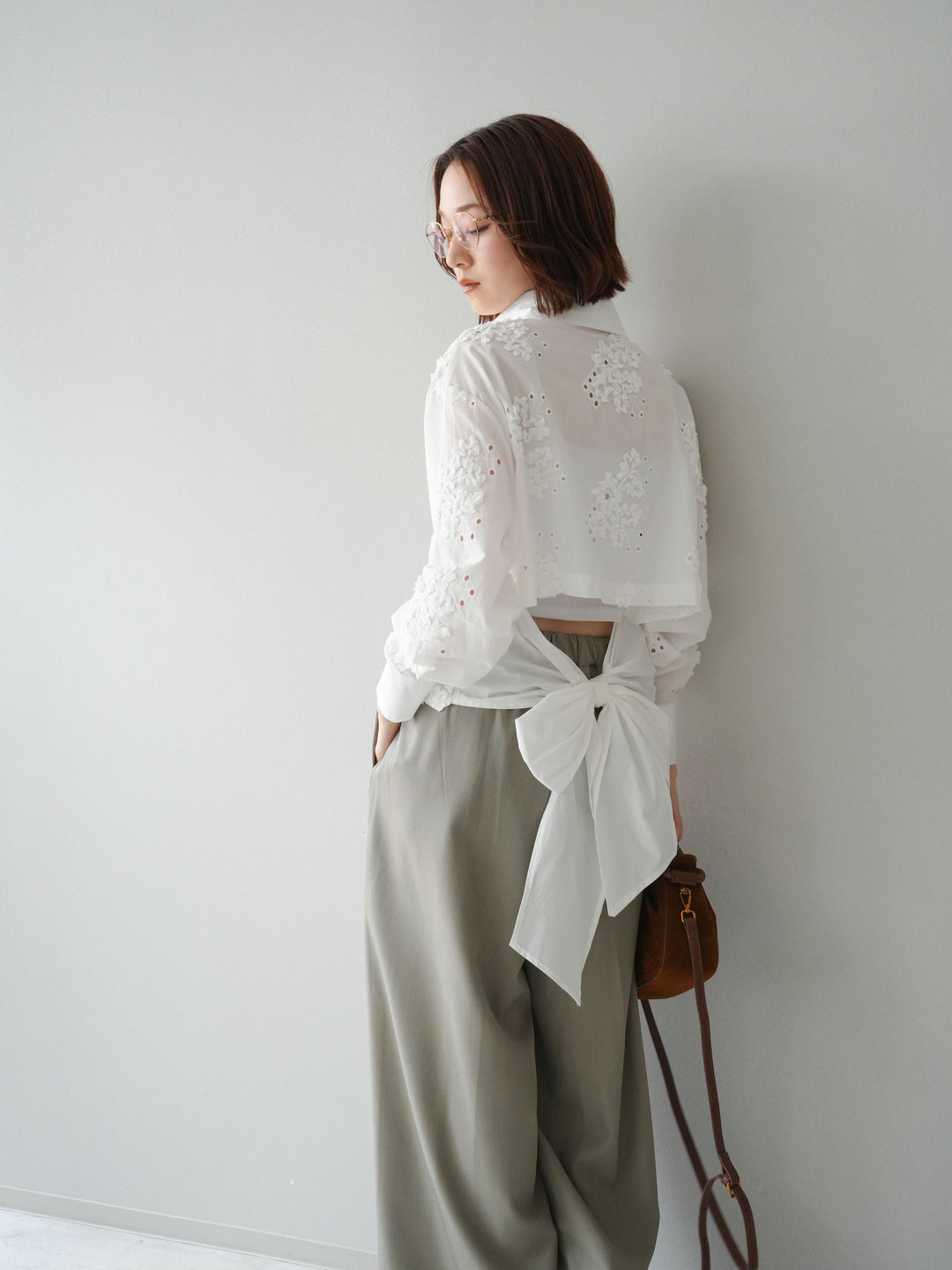 [SET]バックリボンフラワーエンブロイダリーシャツ+選べるアクセセット(2set)