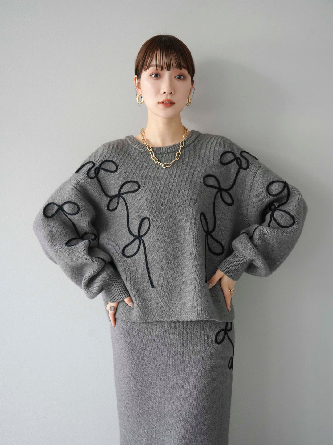 [予約]コード刺繍Iラインニットスカート/チャコール