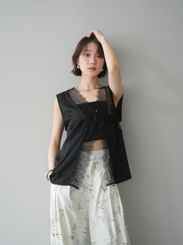 【預購】緞面交叉蕾絲上衣 / 黑色