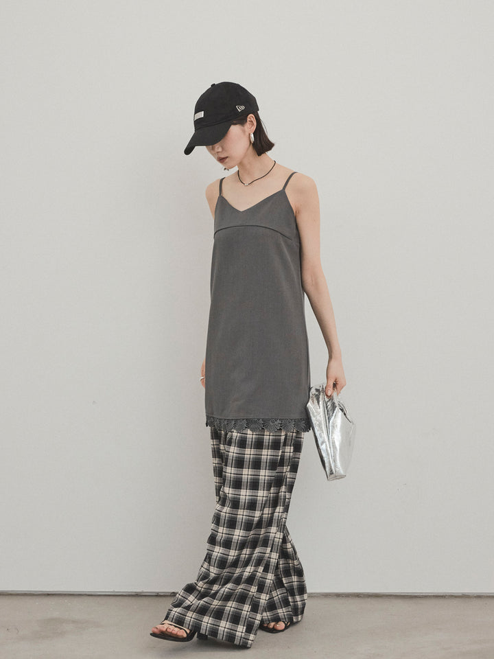 [SET] 蕾絲下擺吊帶迷你洋裝 + 格紋寬褲 (2 件套)