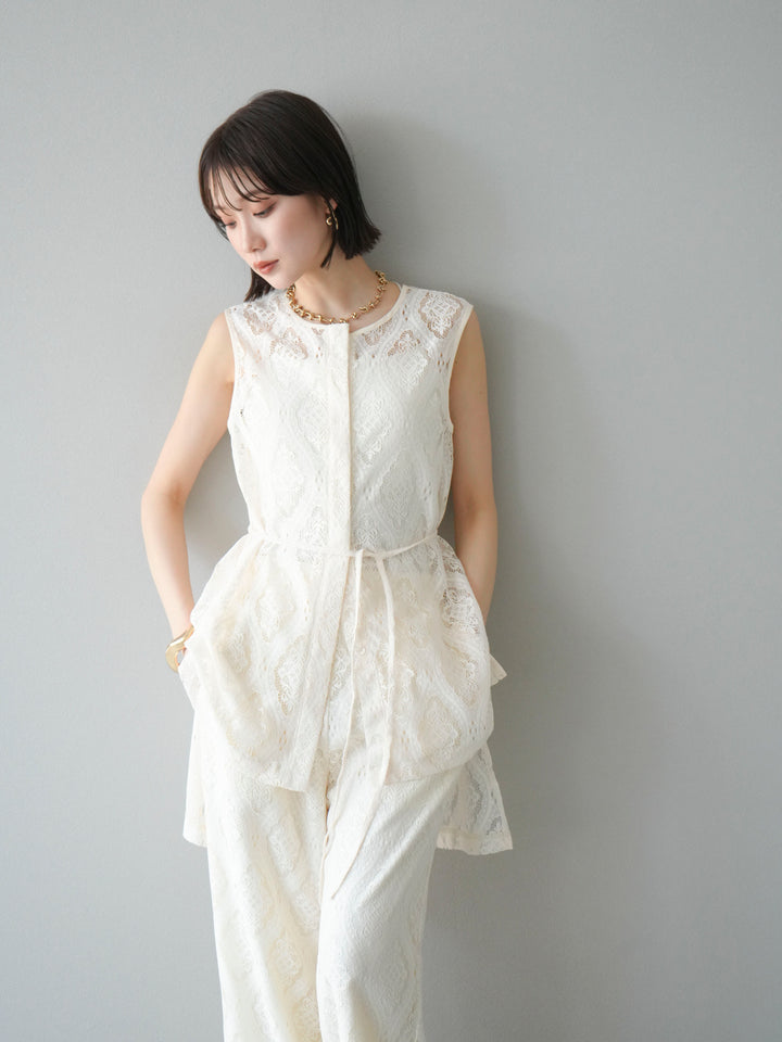 [SET] 緞面滾邊蕾絲無袖上衣 + 蕾絲疊穿休閒褲 (2件套)