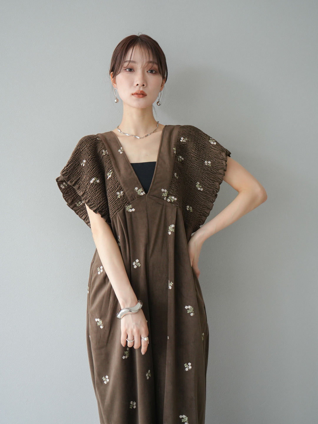 [予約]ベロアフラワー刺繍シャーリングサロペット/ブラウン