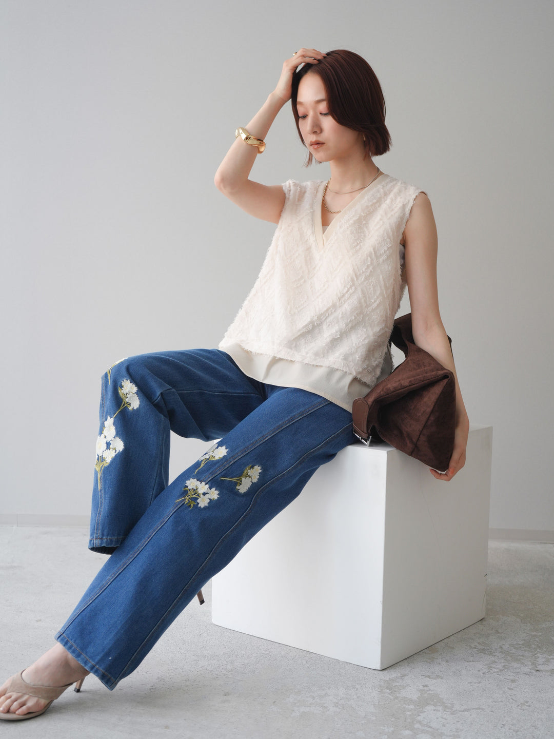 [SET]フリンジレイヤードVネックノースリーブ+フラワー刺繍ストレートデニム(2set)