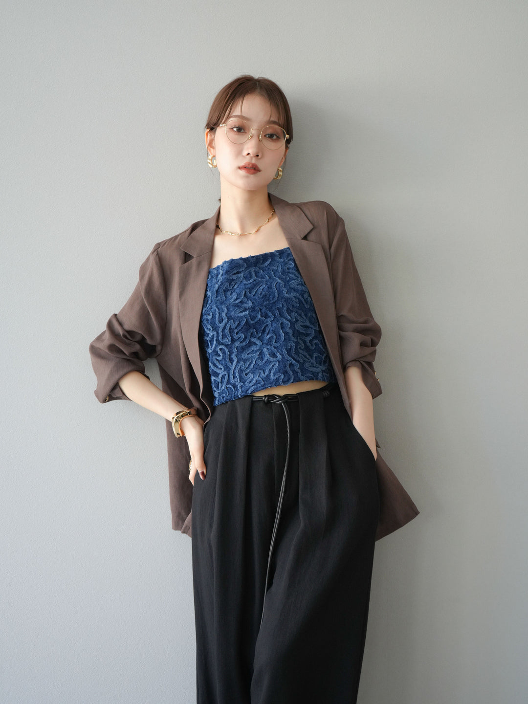 [SET] 金色扣環透視外套 + 滾邊花朵透視天鵝絨吊帶背心 + 繩紋腰帶麻感寬褲 (3 件套)