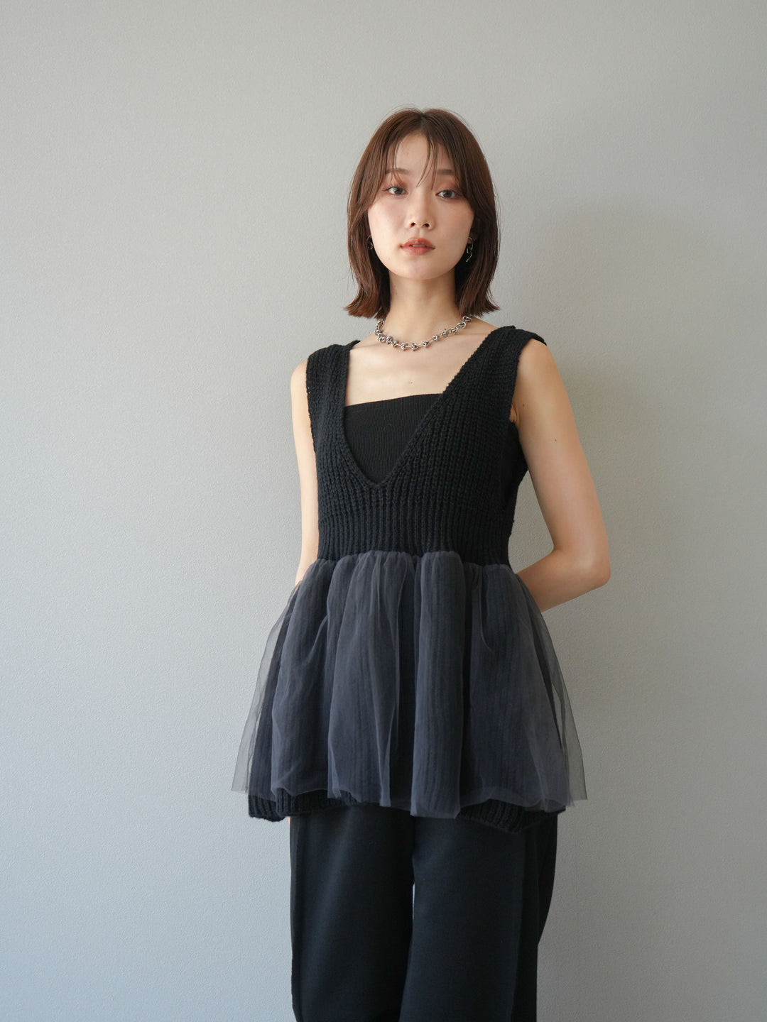 [SET] 薄紗層疊荷葉邊針織背心 + 兩用設計運動褲（2 件組）