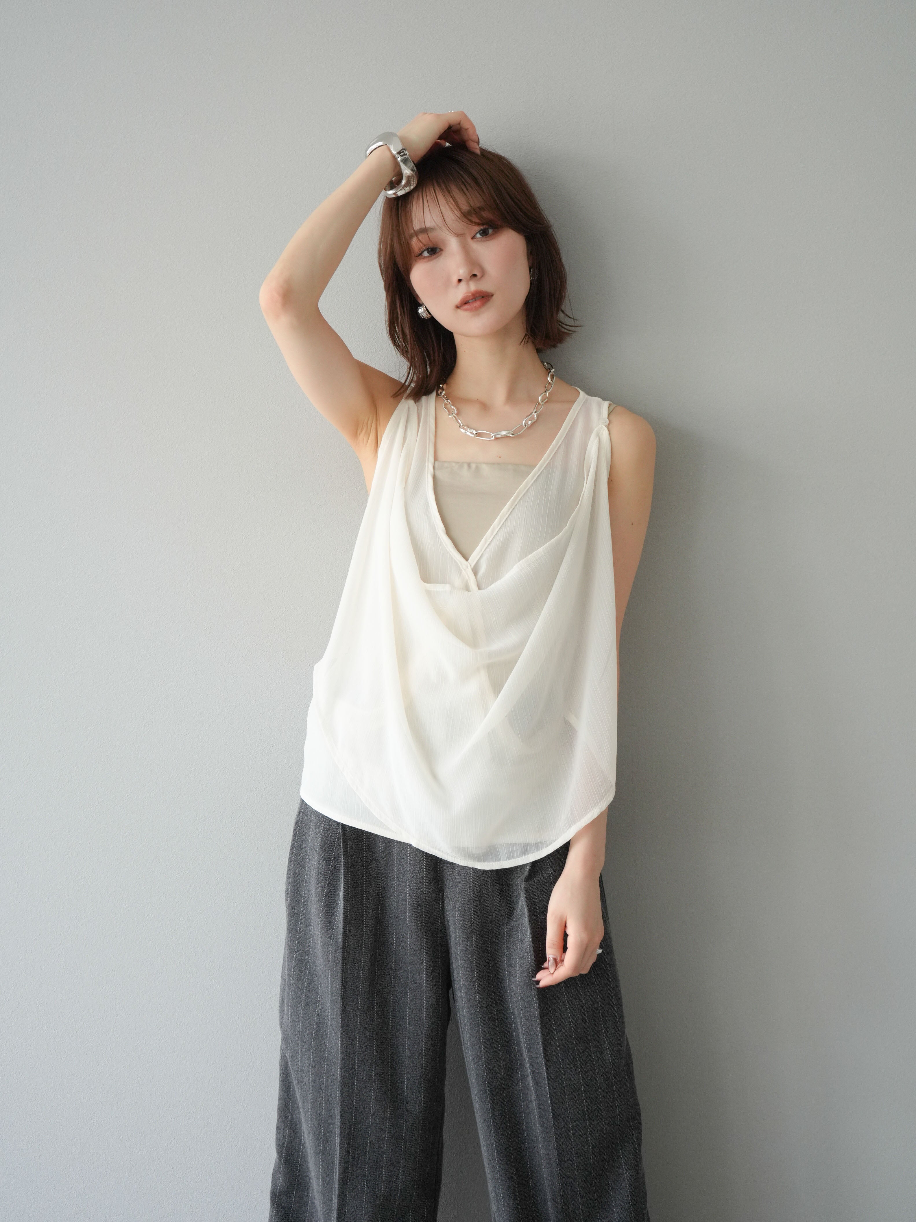 ホワイト サイドストライプパンツ Q（キュー）の「ピンストライプサイドラインワイドパンツ