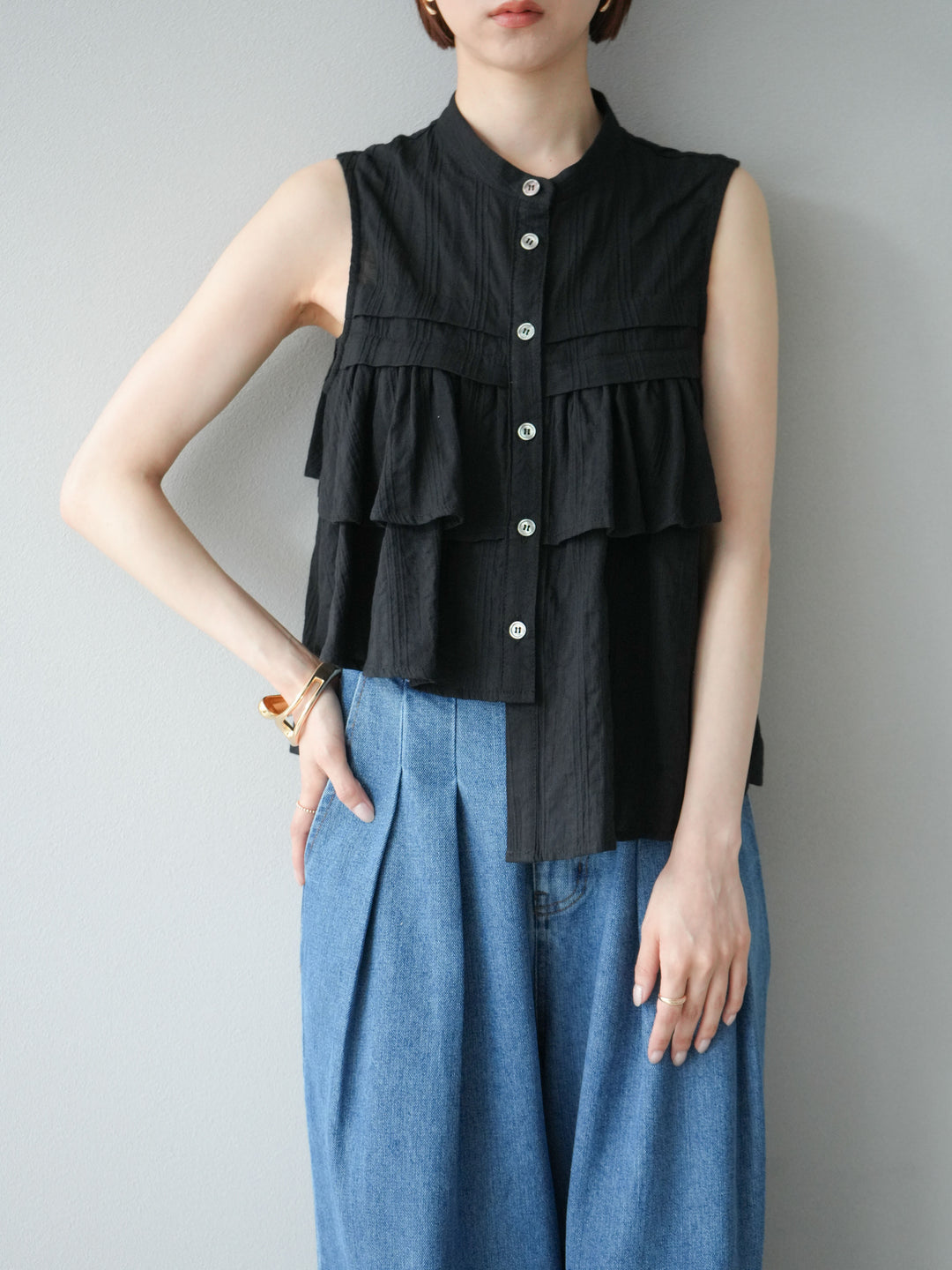 [予約]ドビーストライプアシンメトリーフリルノースリブラウス/ブラック