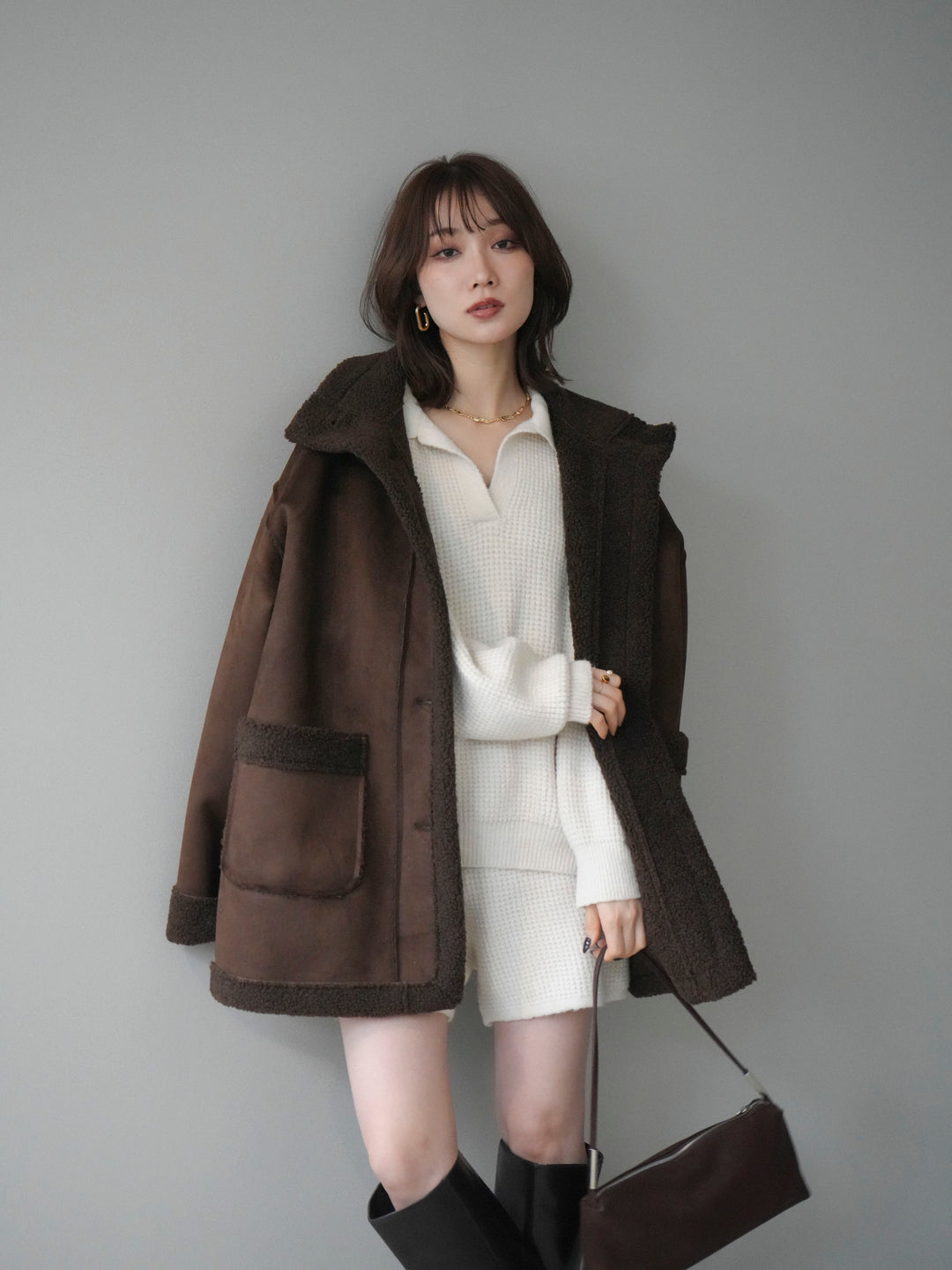 [予約]スタンドネックフェイクムートンミディアムコート/brown