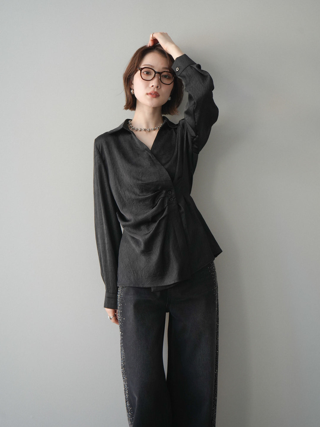 [予約]サイドギャザーアシンメトリーデザインサテンブラウス/black