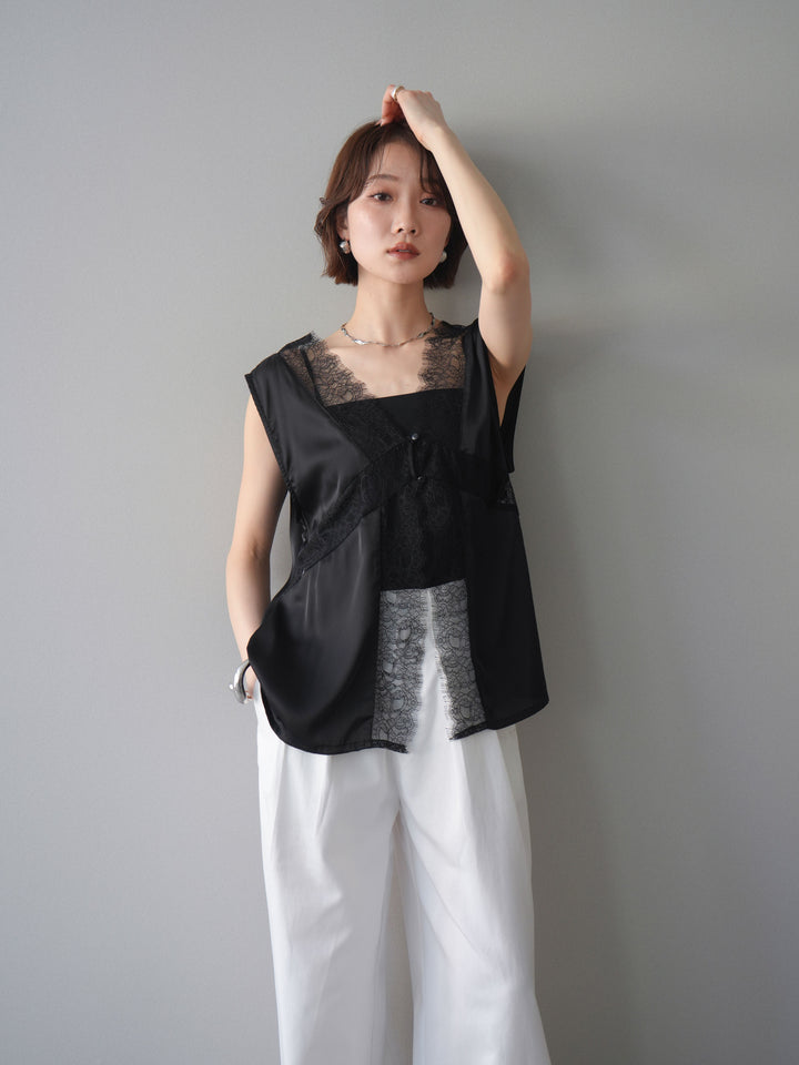 【預購】緞面交叉蕾絲上衣 / 黑色
