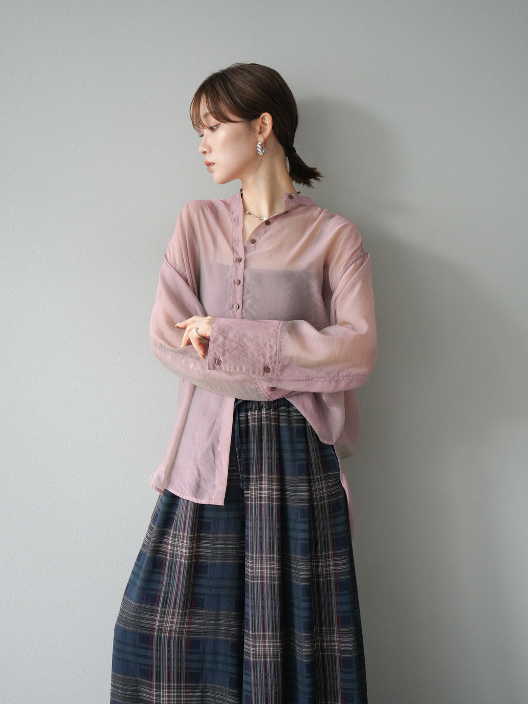 [SET] 亮面透視立領襯衫 + 透視格紋寬鬆褲 (2 件套)