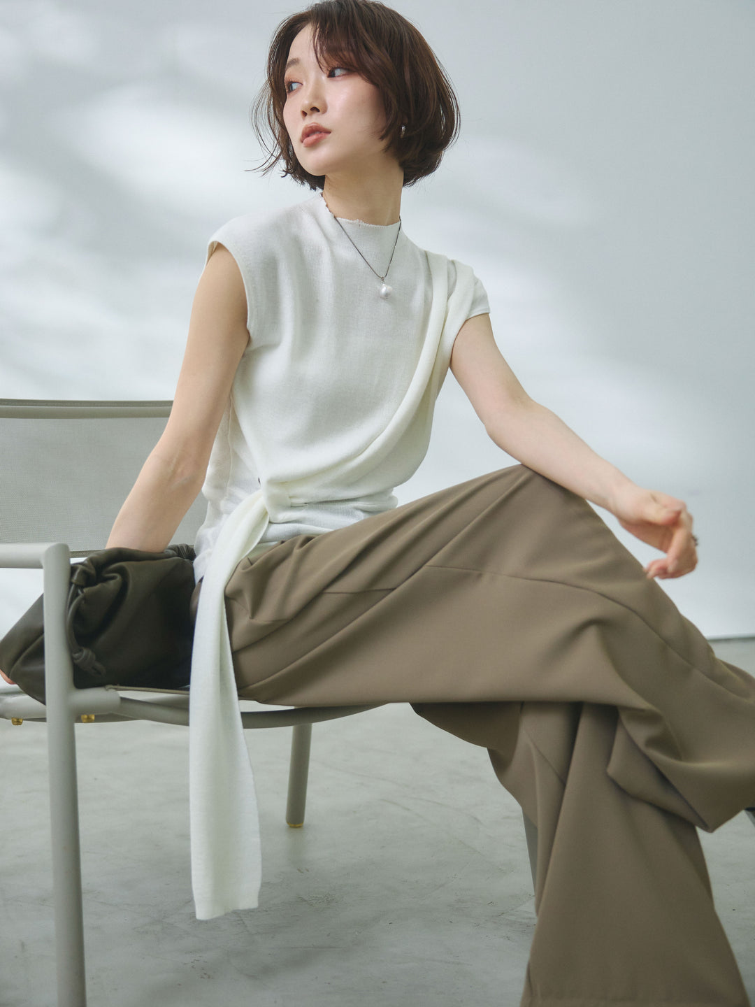 【Allure】[SET]サイドベルトボトルネックノースリーブニットトップス+エステルツイルタックワイドパンツ(2set)