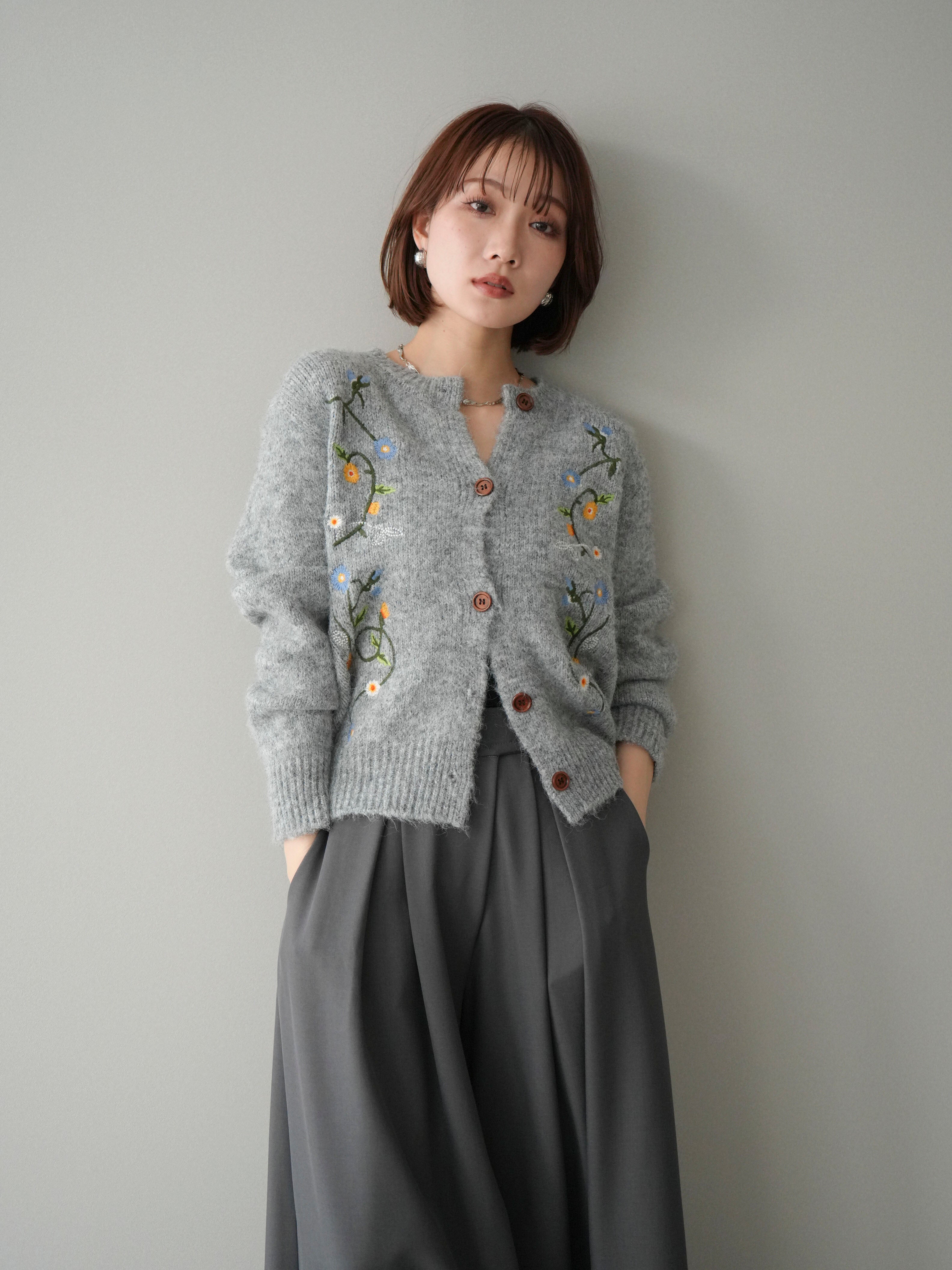 予約]フラワー刺繍ニットカーディガン/gray – Lumier