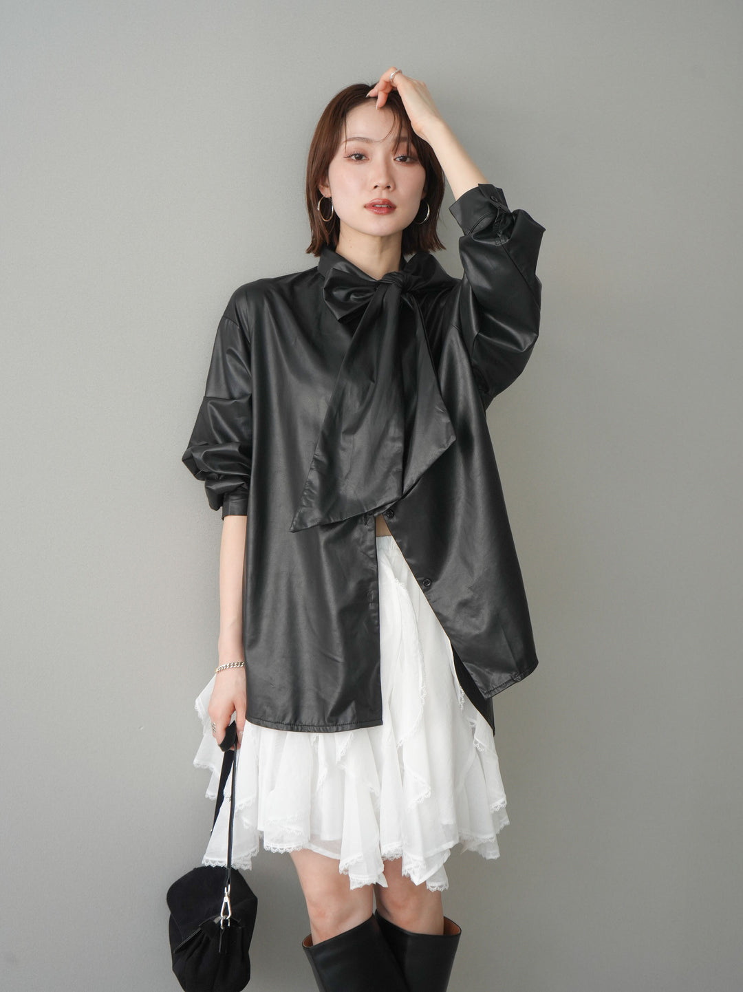 [予約]フェイクレザーボウタイブラウス/black