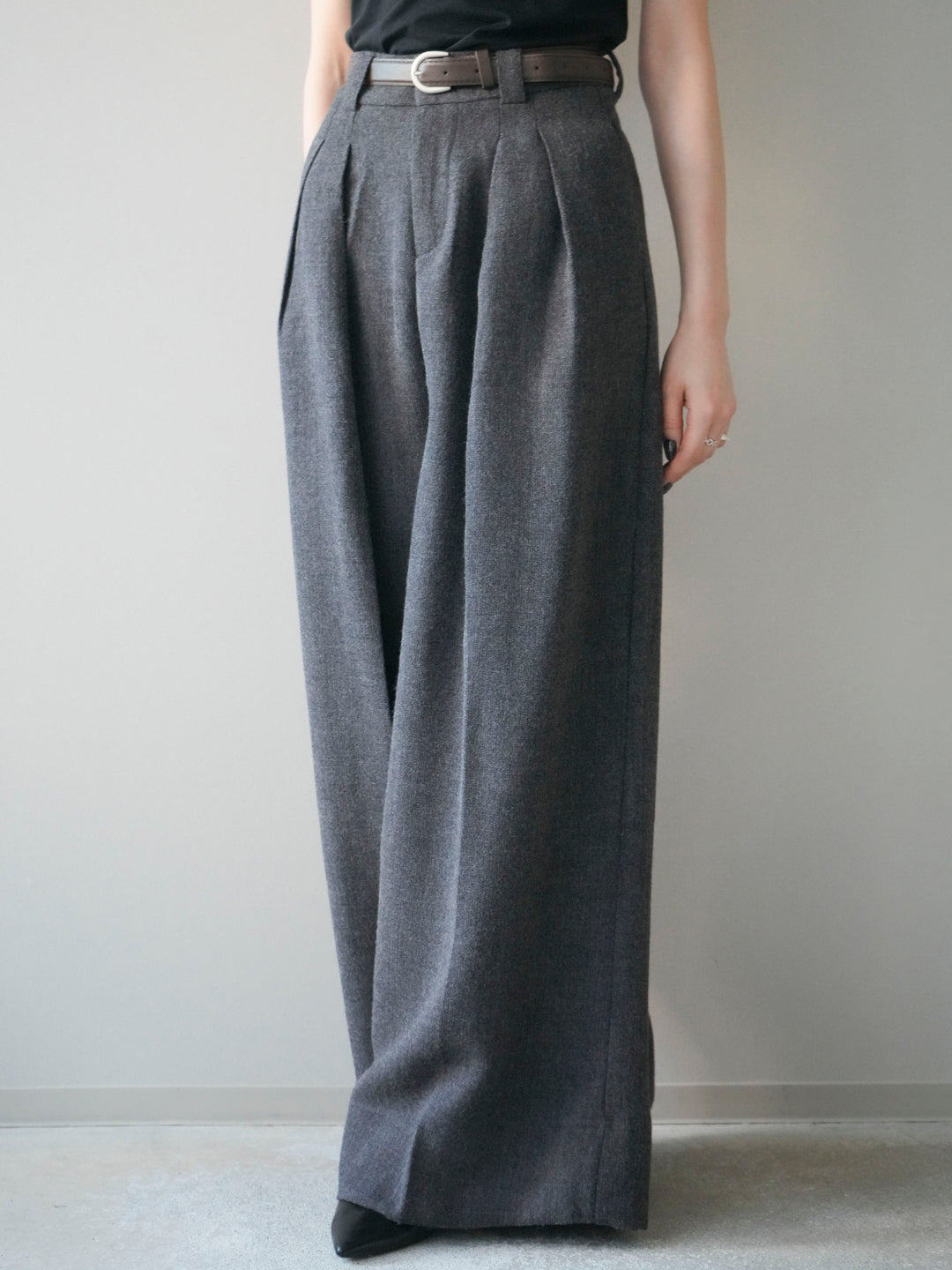 [予約]ウールタッチベルト付ワイドパンツ/charcoal