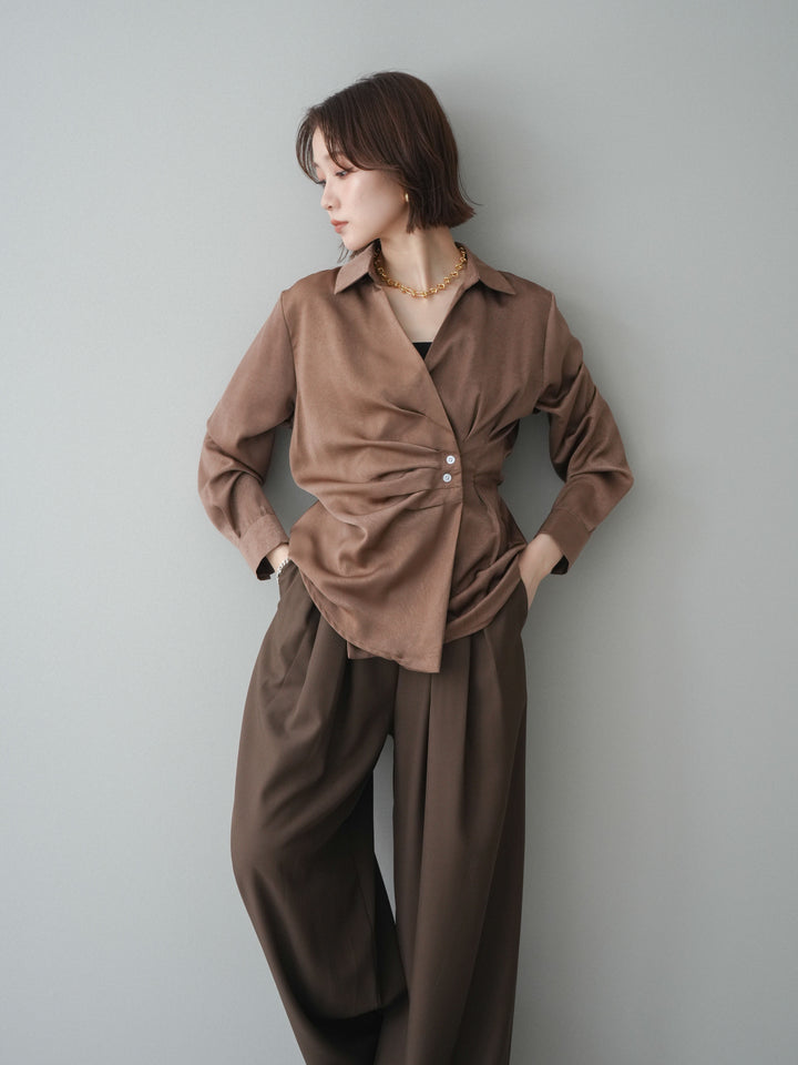 [予約]サイドギャザーアシンメトリーデザインサテンブラウス/brown