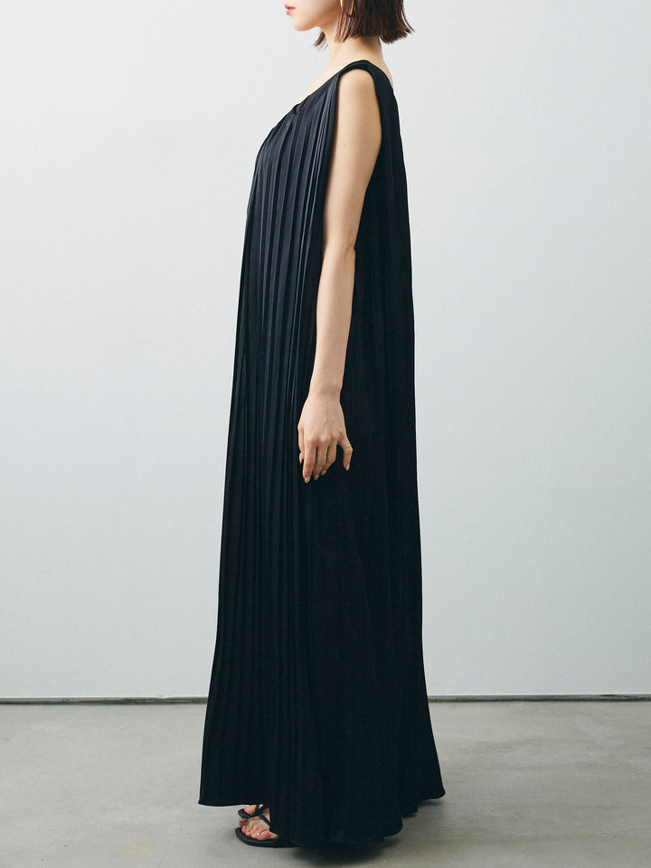 [予約]サテンプリーツVネックワンピース/ブラック