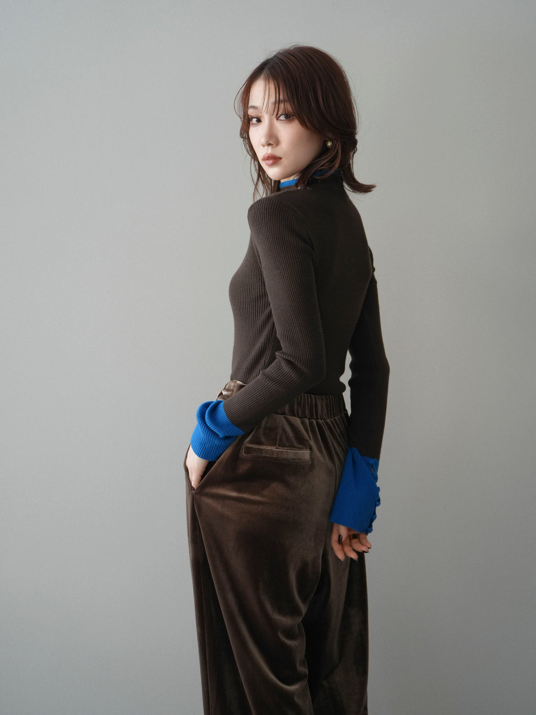 [予約]袖ボタンハイネック配色リブニットトップス/brown