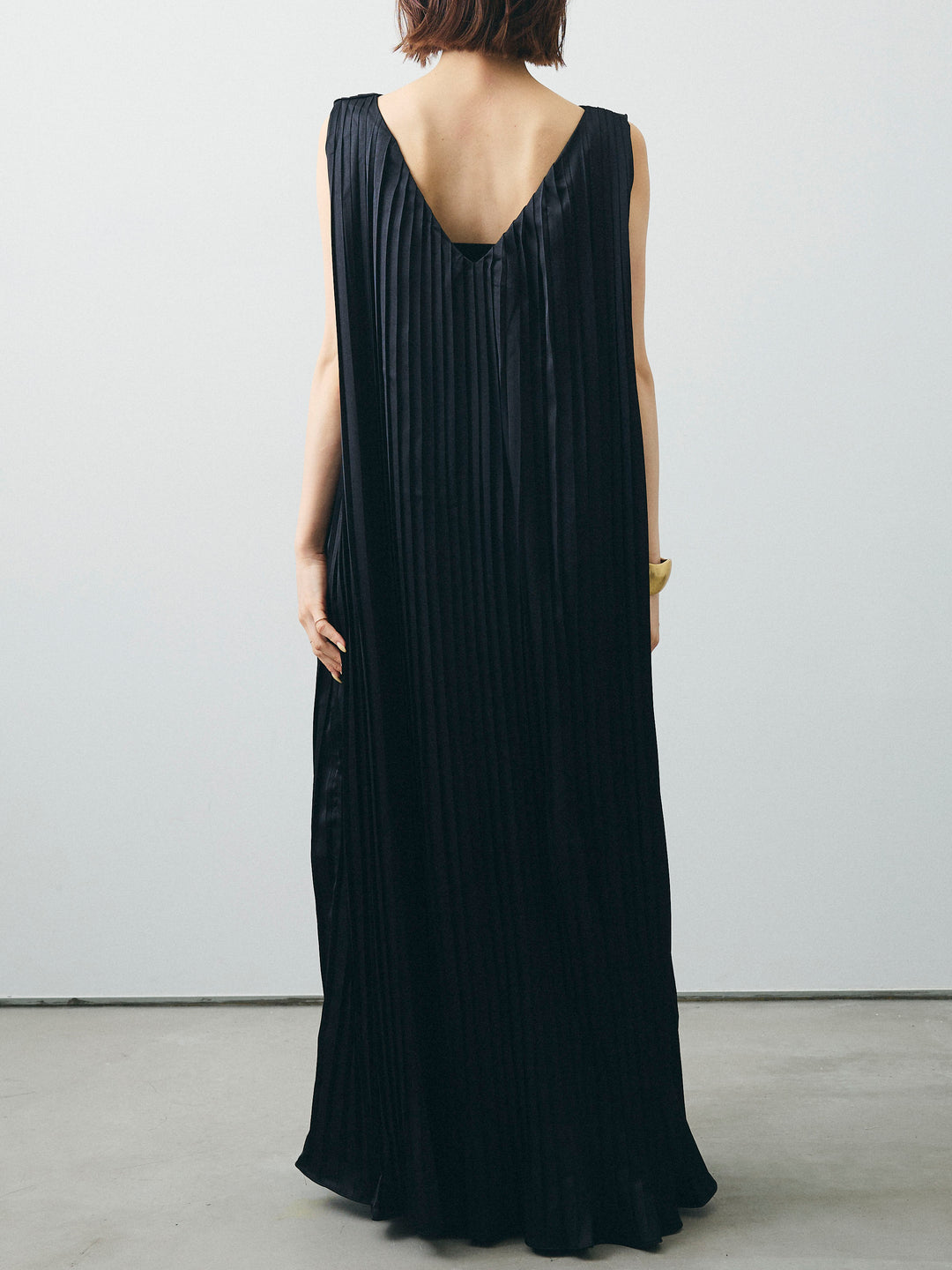 [予約]サテンプリーツVネックワンピース/ブラック