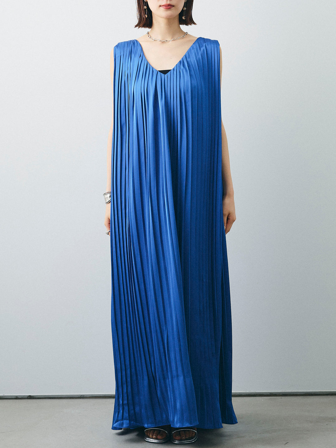 [予約]サテンプリーツVネックワンピース/ブルー