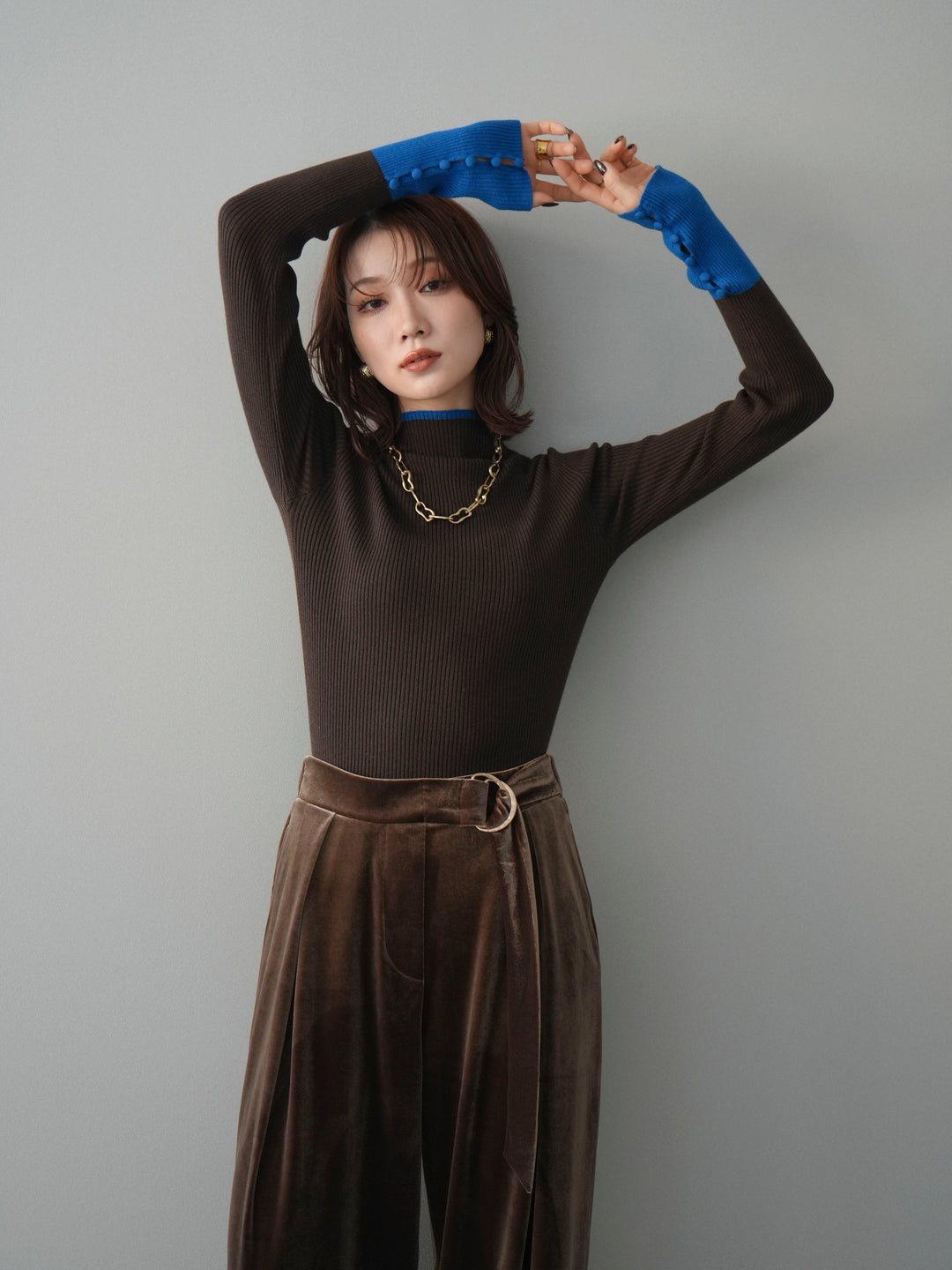 [予約]袖ボタンハイネック配色リブニットトップス/brown
