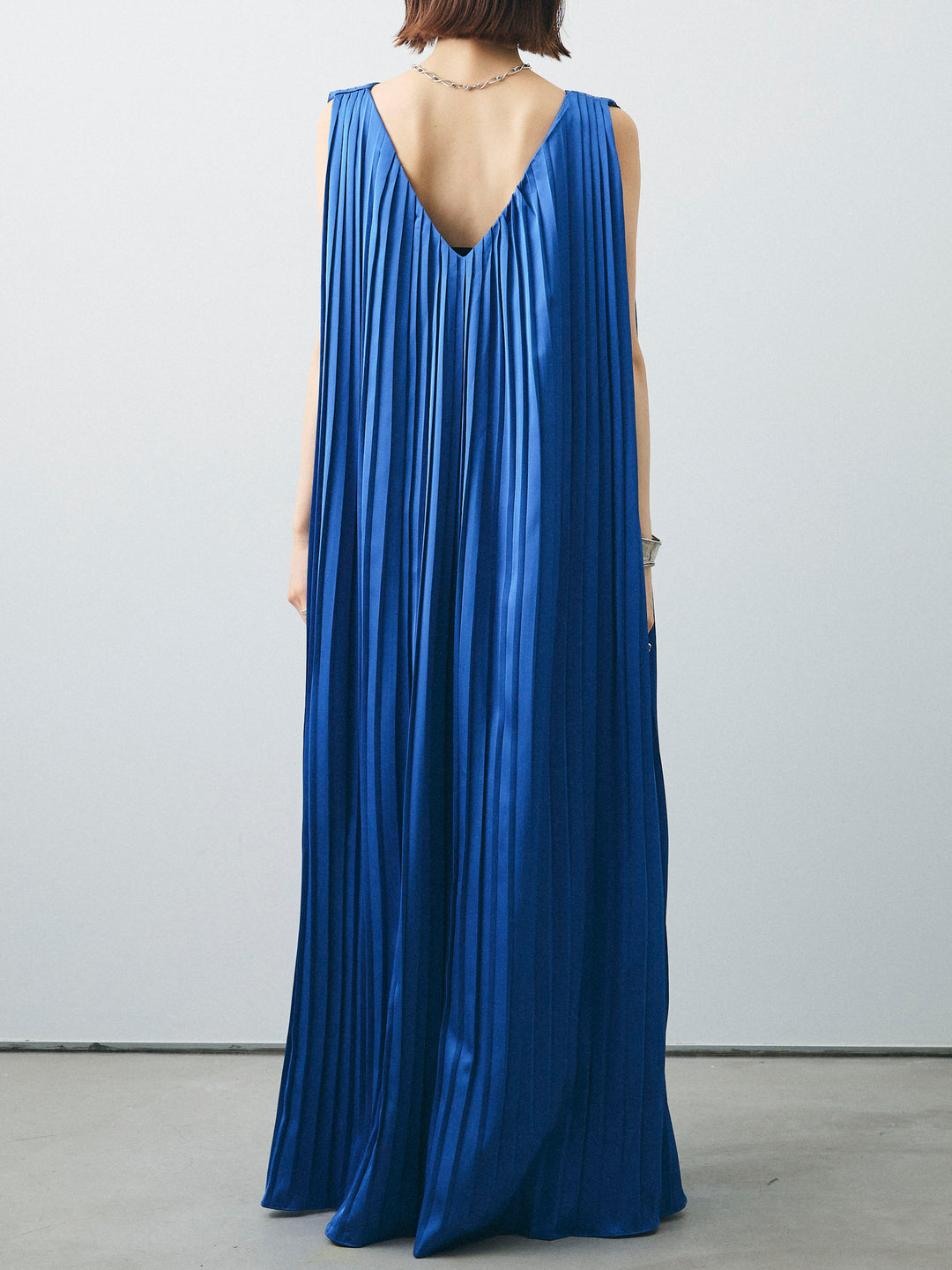 [予約]サテンプリーツVネックワンピース/ブルー