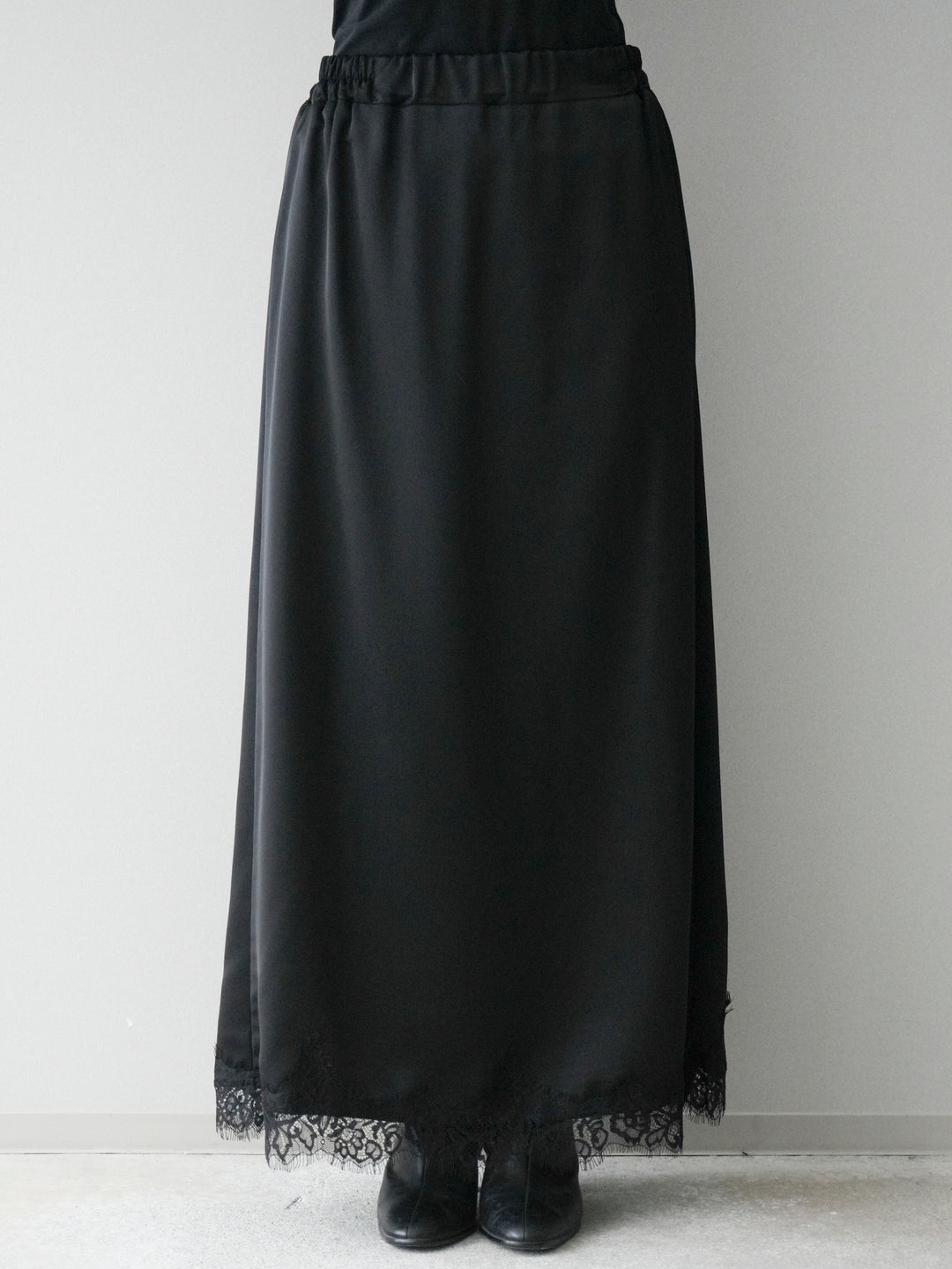 [予約]裾レースサテンナロースカート/black