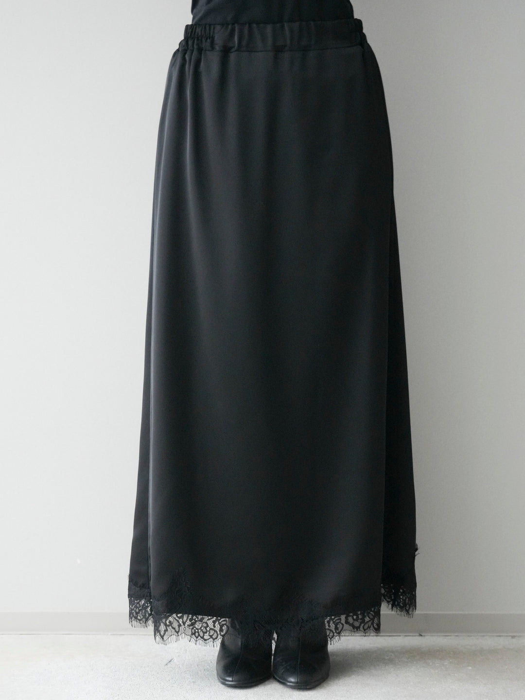 [予約]裾レースサテンナロースカート/black