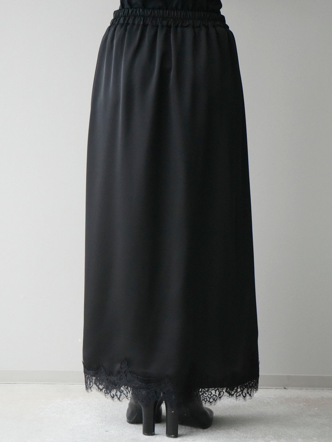 [予約]裾レースサテンナロースカート/black