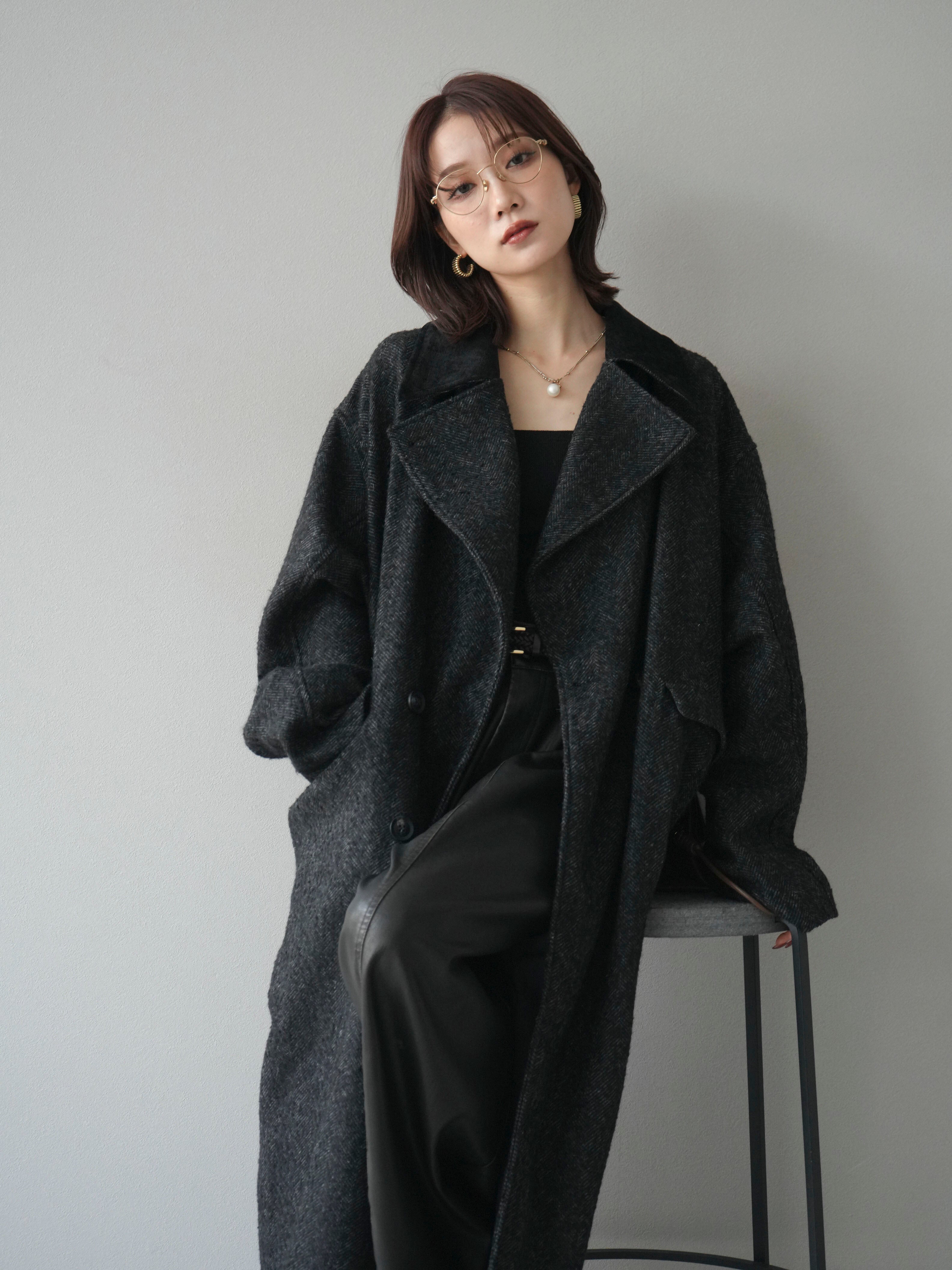 予約]ネップヘリンボーンレザー襟チェスターコート/black – Lumier