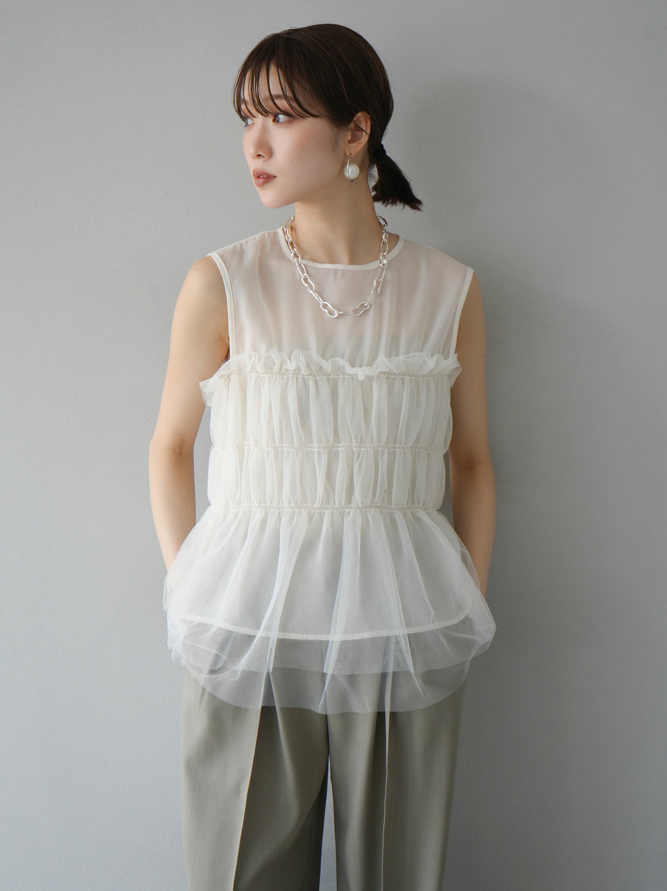 エミアトリエ 24SS チュールトップス ブラウス ノースリーブ フリル emmi（エミ）の「【emmi atelier】チュールトップス（シャツ/ブラウス
