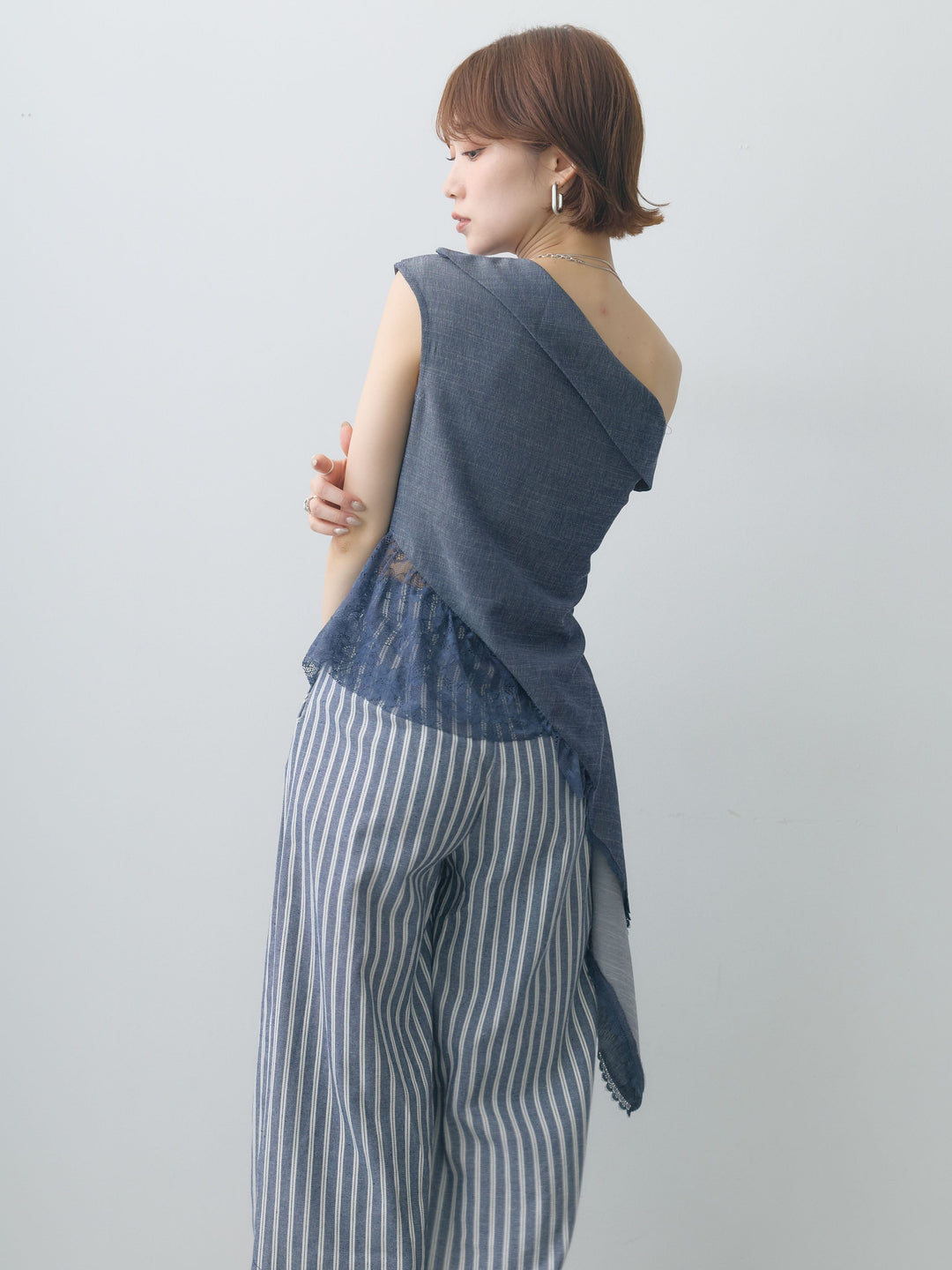 [予約]アシンメトリーラッフルレースヘムトップス/blue
