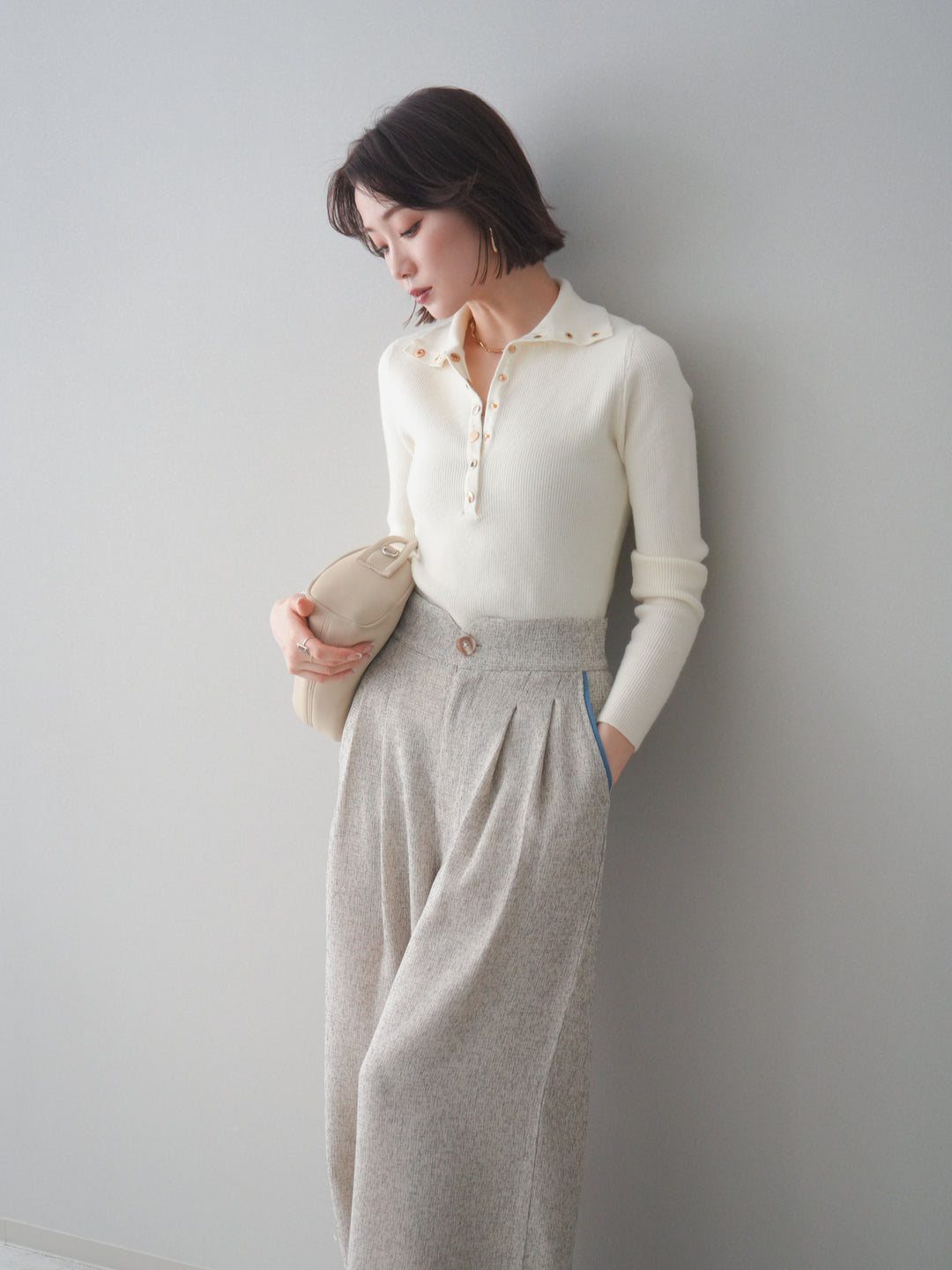 [予約]ゴールドボタンニュアンスタートルリブニットトップス/white