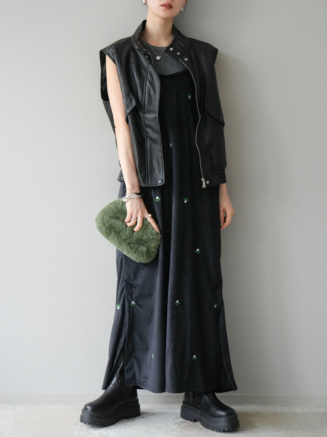 [予約]フラワー刺繍ベロアキャミワンピース/ブラック