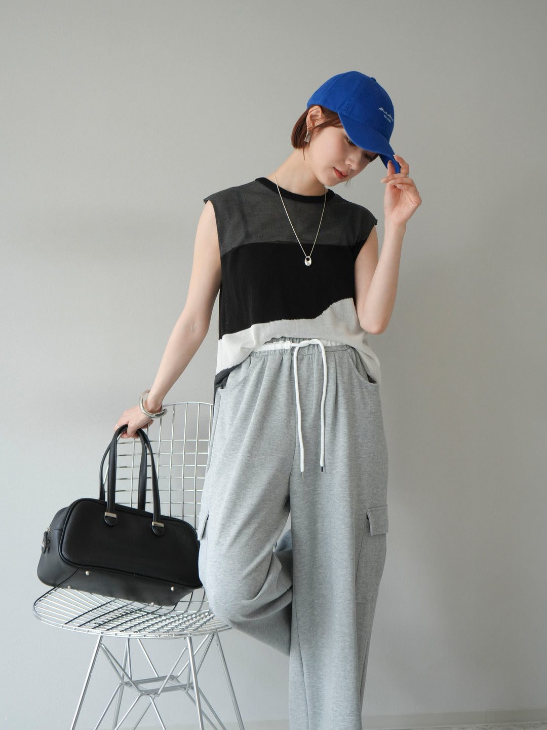 [SET]バイカラーシアーニットノースリーブ+ウエストラインサイドポケットスウェットパンツ(2set)