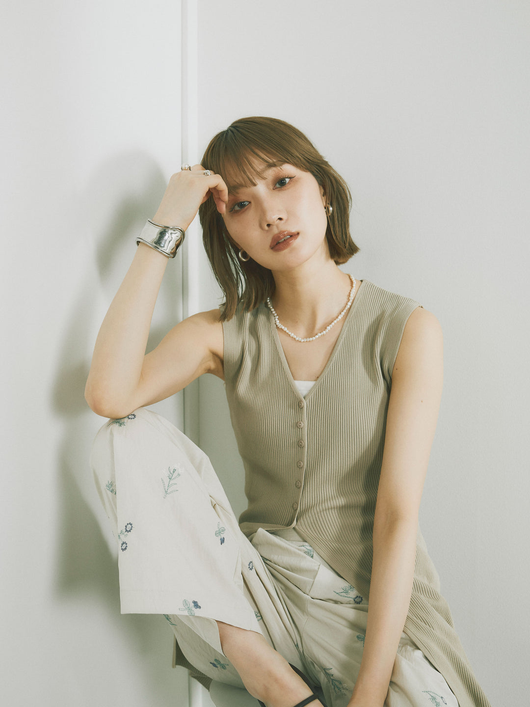 [予約]フロントスリットリブシェイプニットトップス/ベージュ