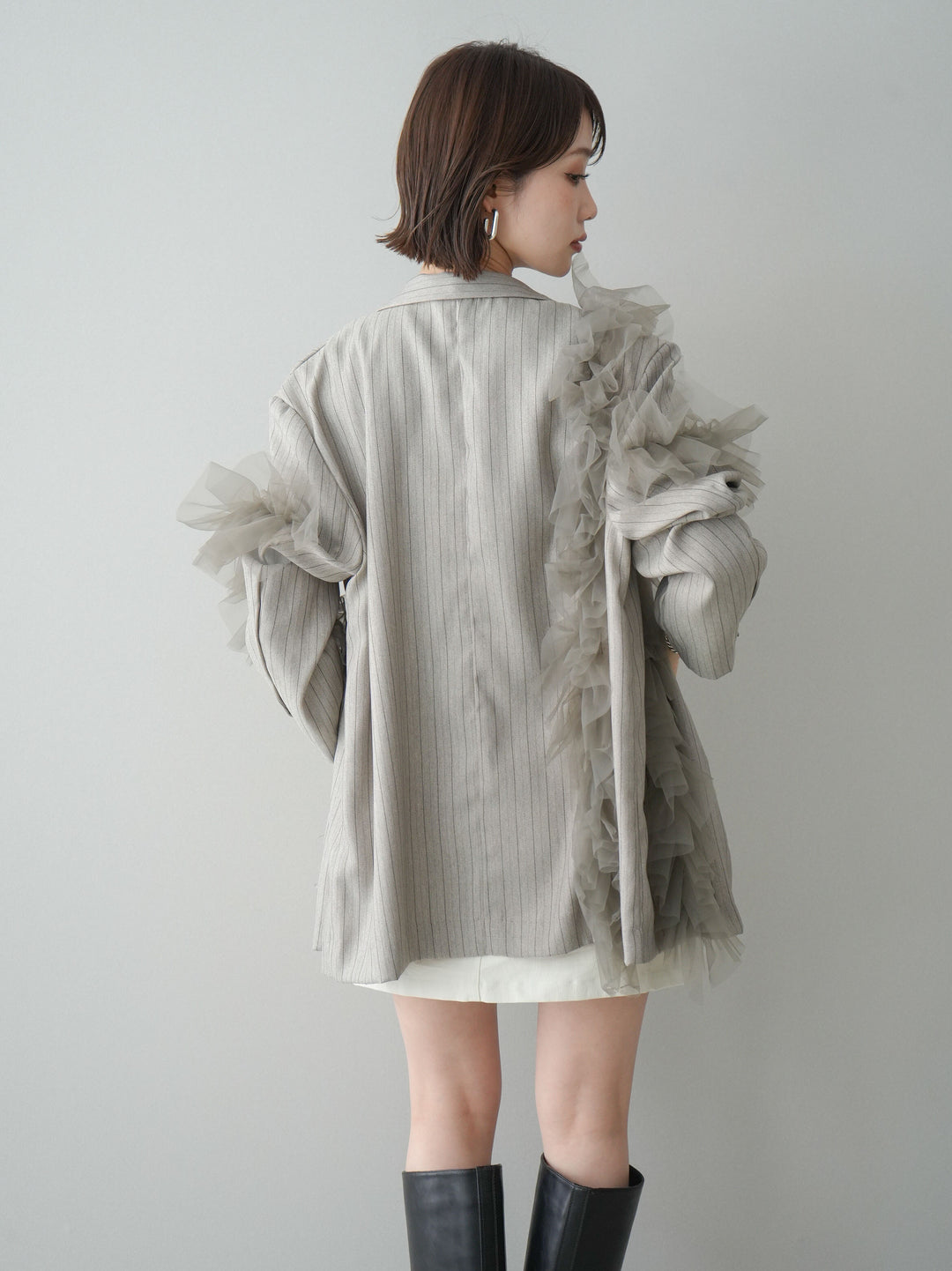[予約]アシンメトリーチュールストライプジャケット/greige