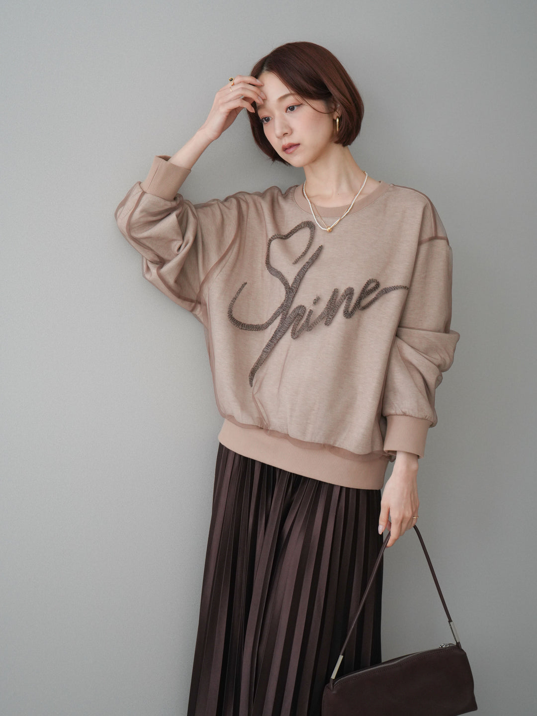 [SET]チュールレイヤードロゴスエットプルオーバー+サテンプリーツマキシスカート(2set)